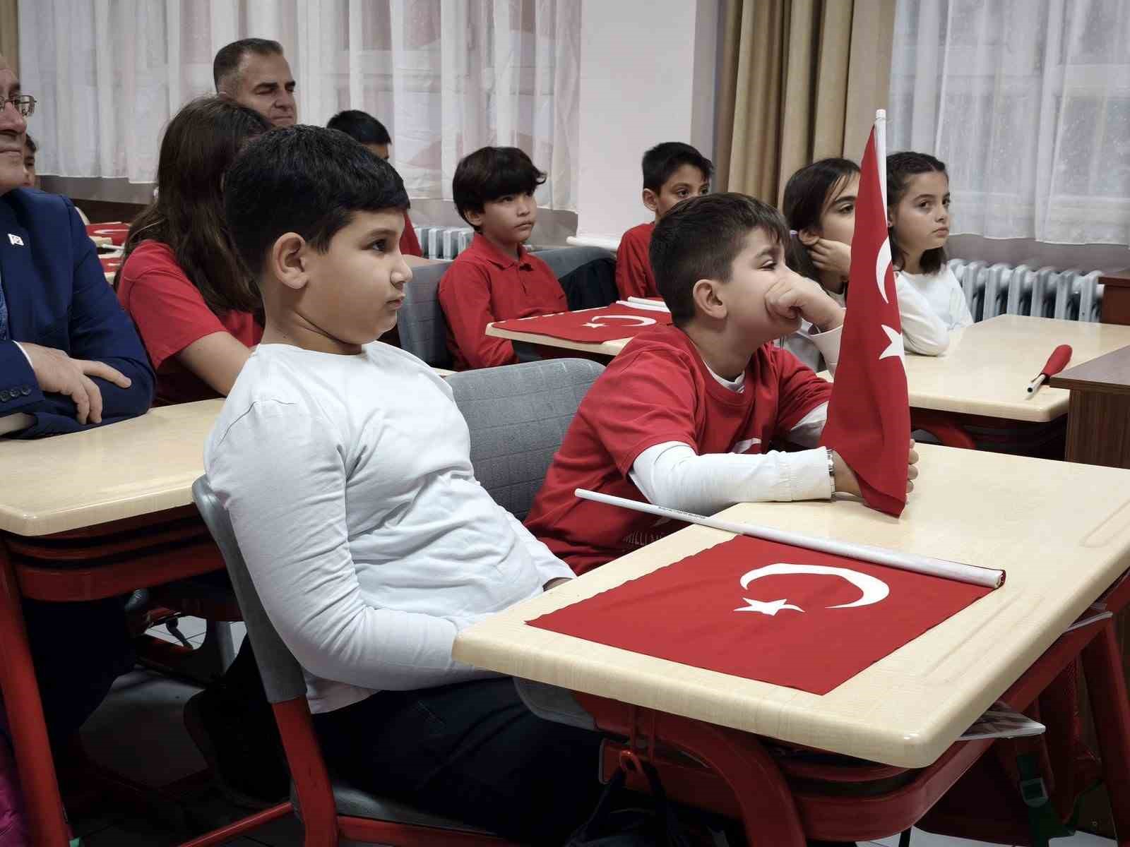 İkinci dönemin ilk dersinin konusu ’Bayrak’
