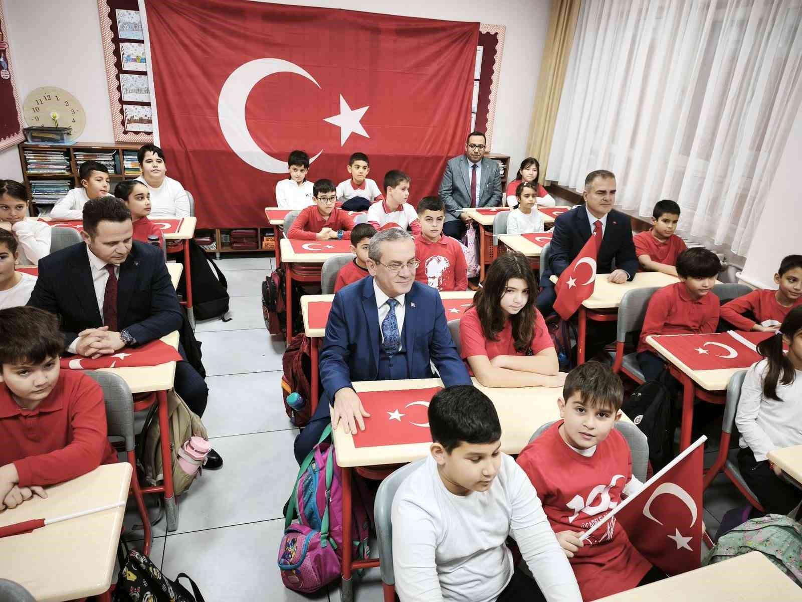 İkinci dönemin ilk dersinin konusu ’Bayrak’
