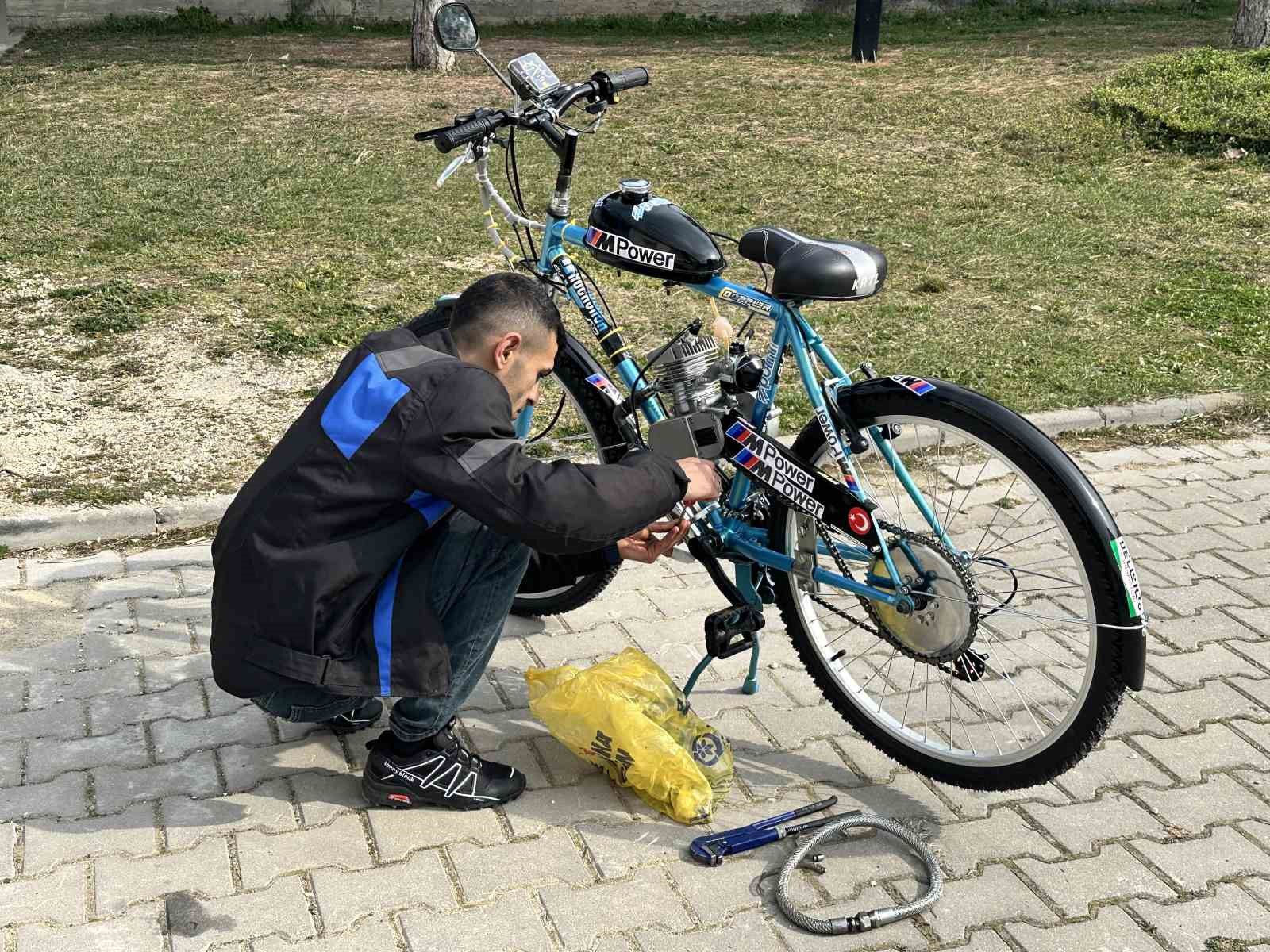 İkinci el bisiklet satın aldı, topladığı malzemelerle mobilete çevirdi
