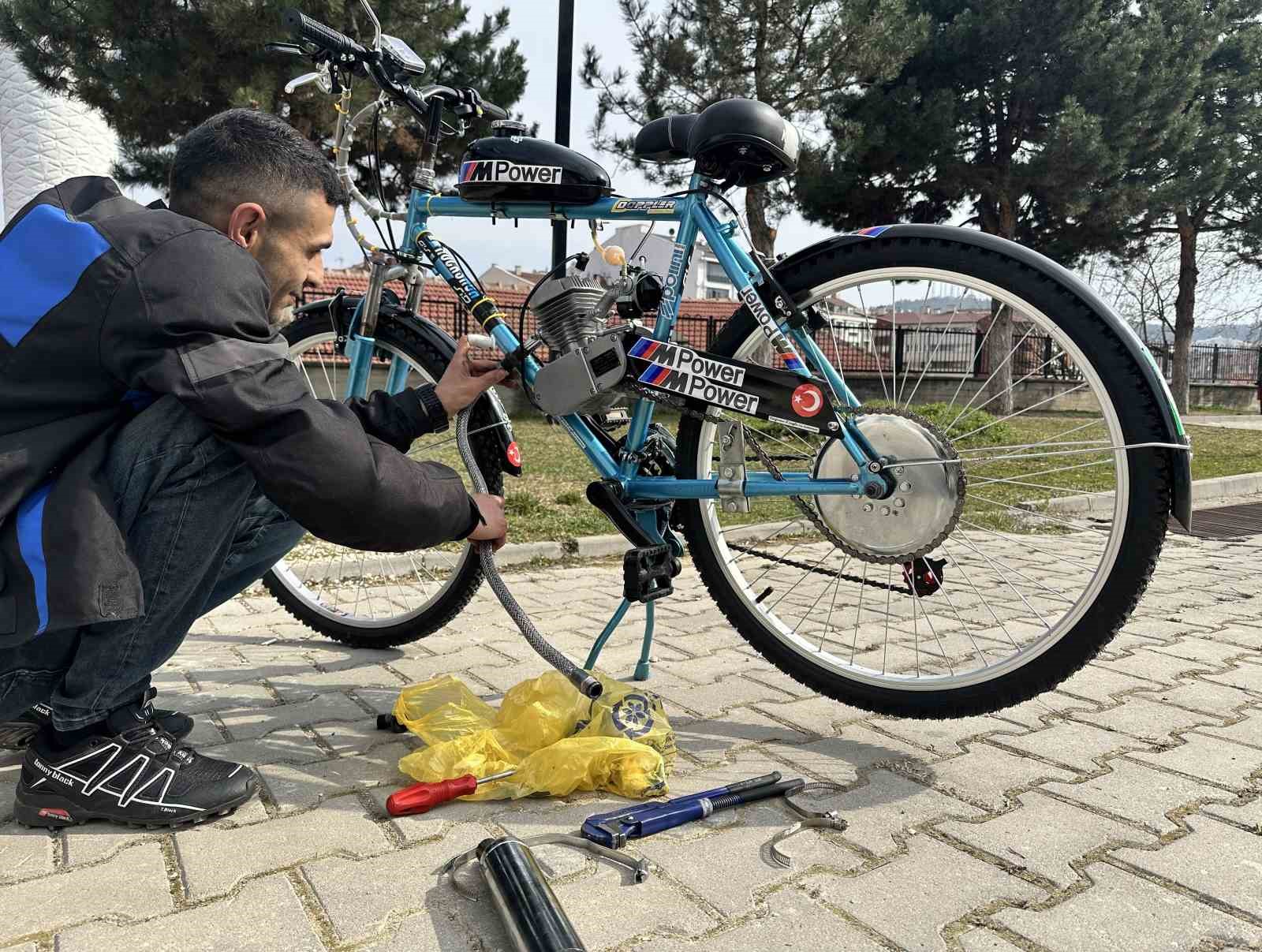 İkinci el bisiklet satın aldı, topladığı malzemelerle mobilete çevirdi
