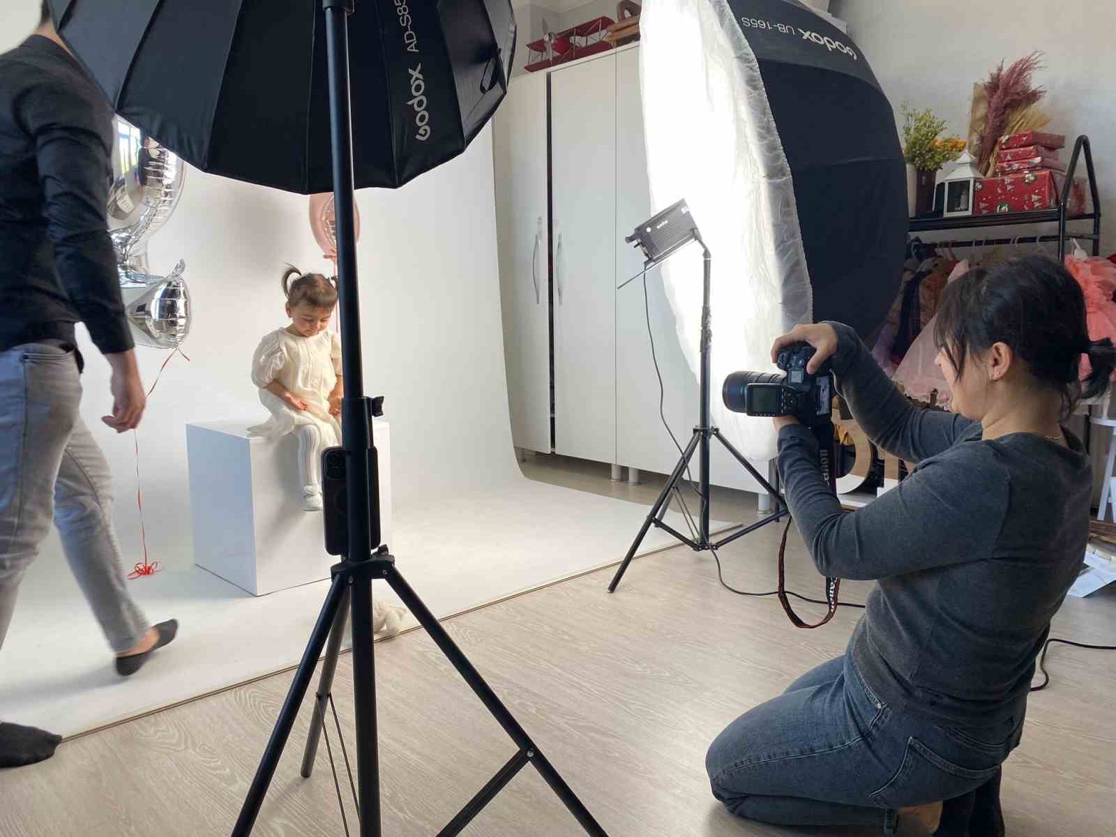 İkiz bebeklerinin fotoğraflarını çekerek başladı, evinin bir odasını stüdyoya çevirdi
İkiz bebeklerinin fotoğraflarını çekerek başladı, evinin bir odasını stüdyoya çevirdi