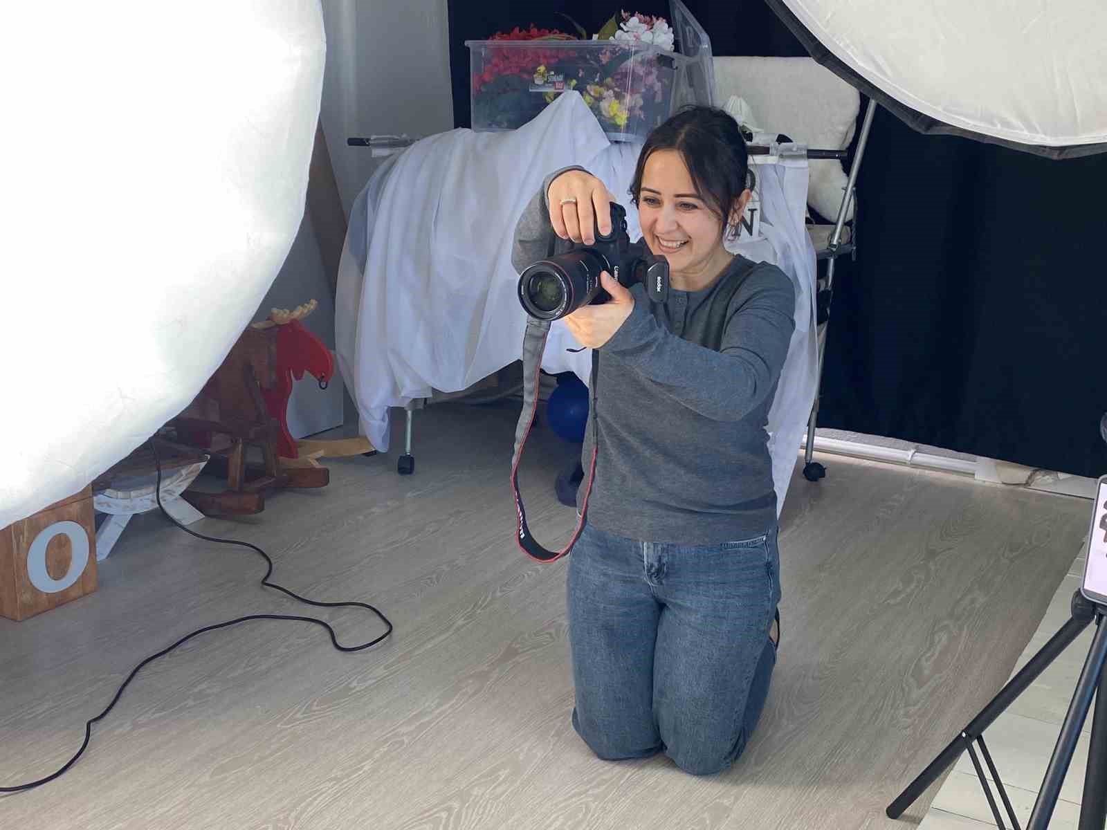 İkiz bebeklerinin fotoğraflarını çekerek başladı, evinin bir odasını stüdyoya çevirdi
İkiz bebeklerinin fotoğraflarını çekerek başladı, evinin bir odasını stüdyoya çevirdi