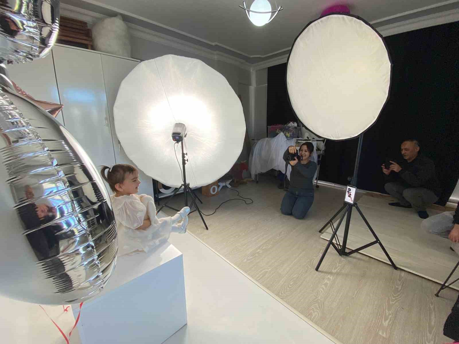 İkiz bebeklerinin fotoğraflarını çekerek başladı, evinin bir odasını stüdyoya çevirdi
İkiz bebeklerinin fotoğraflarını çekerek başladı, evinin bir odasını stüdyoya çevirdi