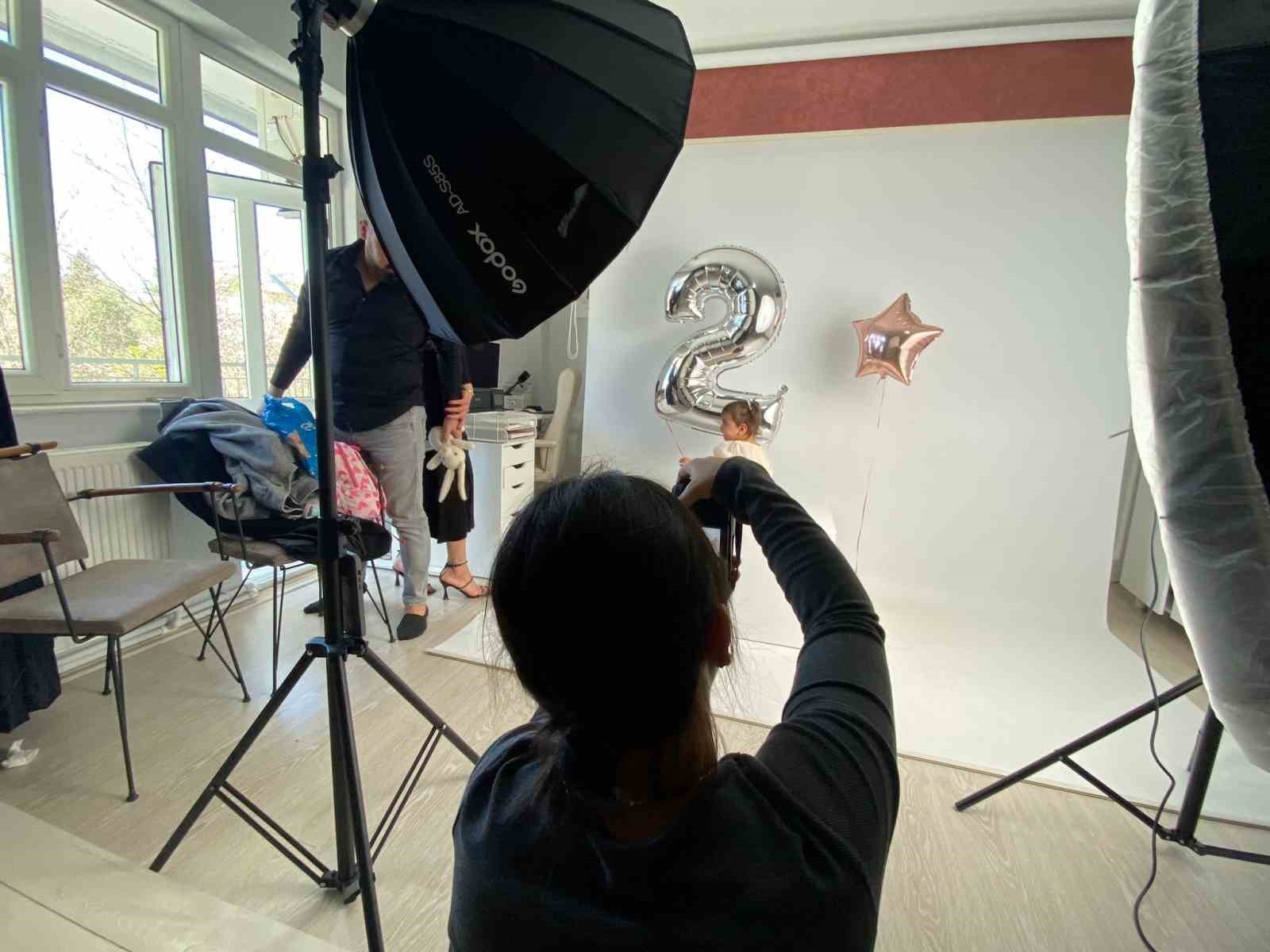 İkiz bebeklerinin fotoğraflarını çekerek başladı, evinin bir odasını stüdyoya çevirdi
İkiz bebeklerinin fotoğraflarını çekerek başladı, evinin bir odasını stüdyoya çevirdi