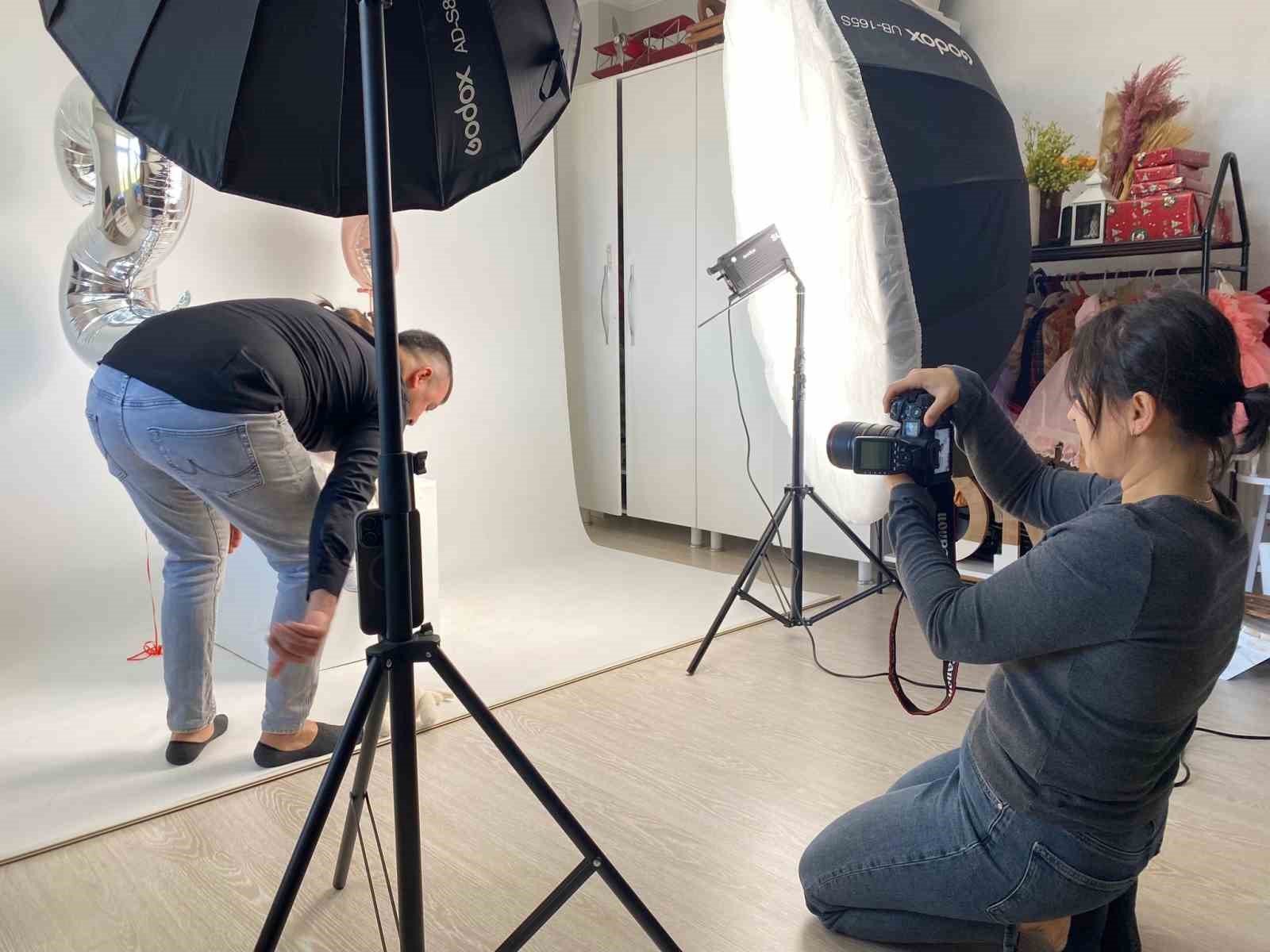 İkiz bebeklerinin fotoğraflarını çekerek başladı, evinin bir odasını stüdyoya çevirdi
İkiz bebeklerinin fotoğraflarını çekerek başladı, evinin bir odasını stüdyoya çevirdi