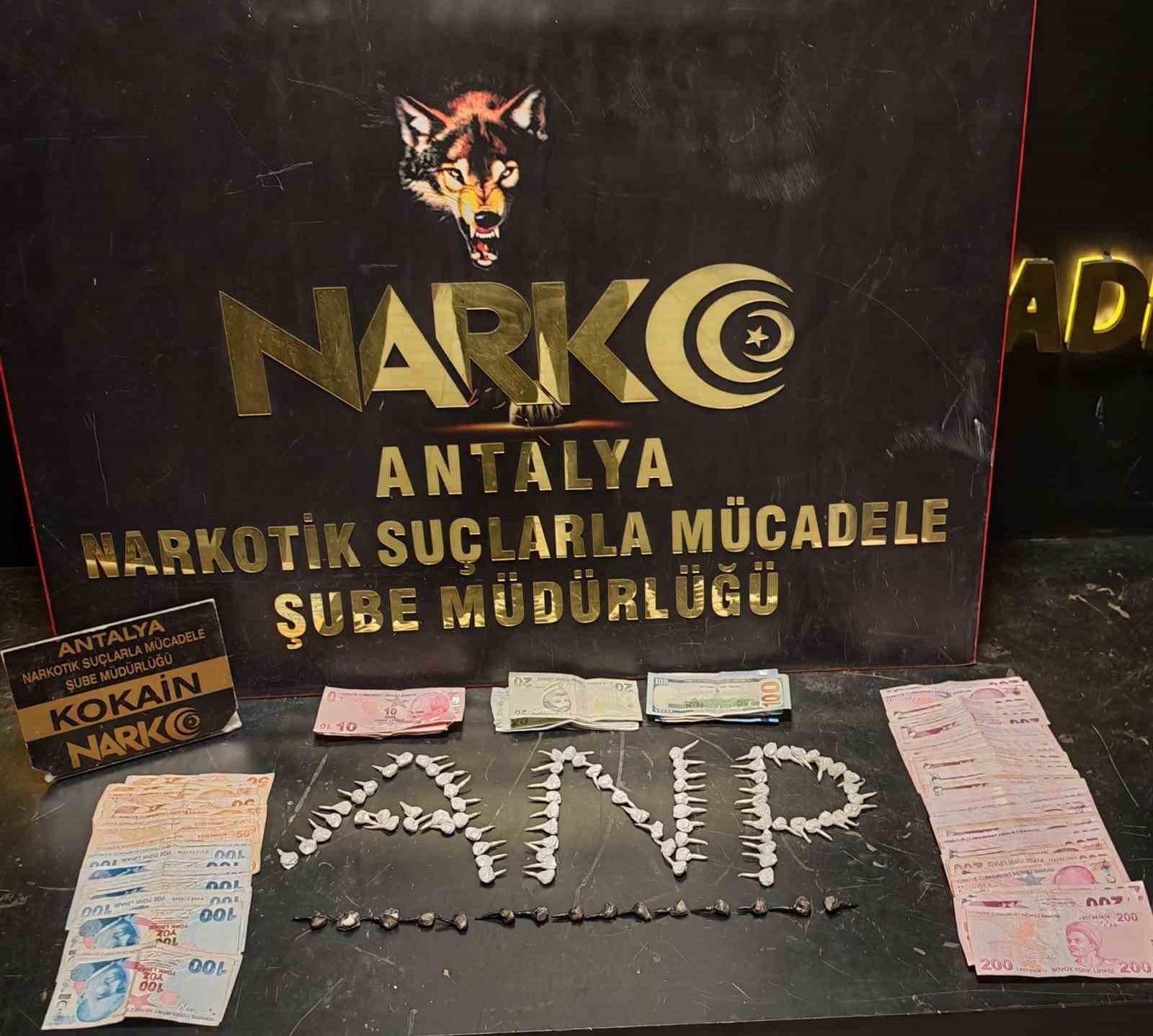 İl emniyet müdürünün yönettiği operasyonda çok miktarda uyuşturucu madde ele geçirildi
İl emniyet müdürünün yönettiği operasyonda çok miktarda uyuşturucu madde ele geçirildi