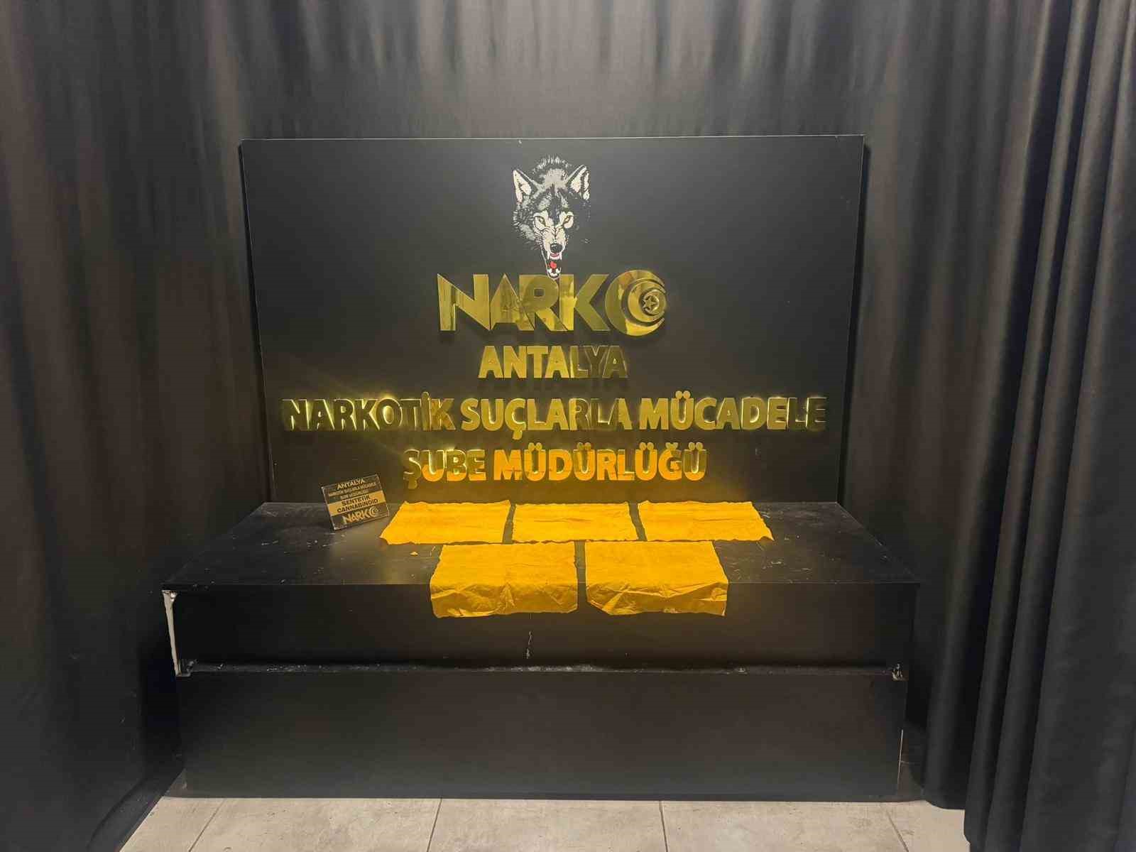 İl emniyet müdürünün yönettiği operasyonda çok miktarda uyuşturucu madde ele geçirildi
İl emniyet müdürünün yönettiği operasyonda çok miktarda uyuşturucu madde ele geçirildi