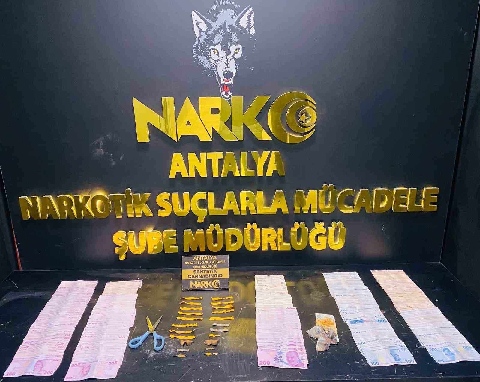 İl emniyet müdürünün yönettiği operasyonda çok miktarda uyuşturucu madde ele geçirildi
İl emniyet müdürünün yönettiği operasyonda çok miktarda uyuşturucu madde ele geçirildi