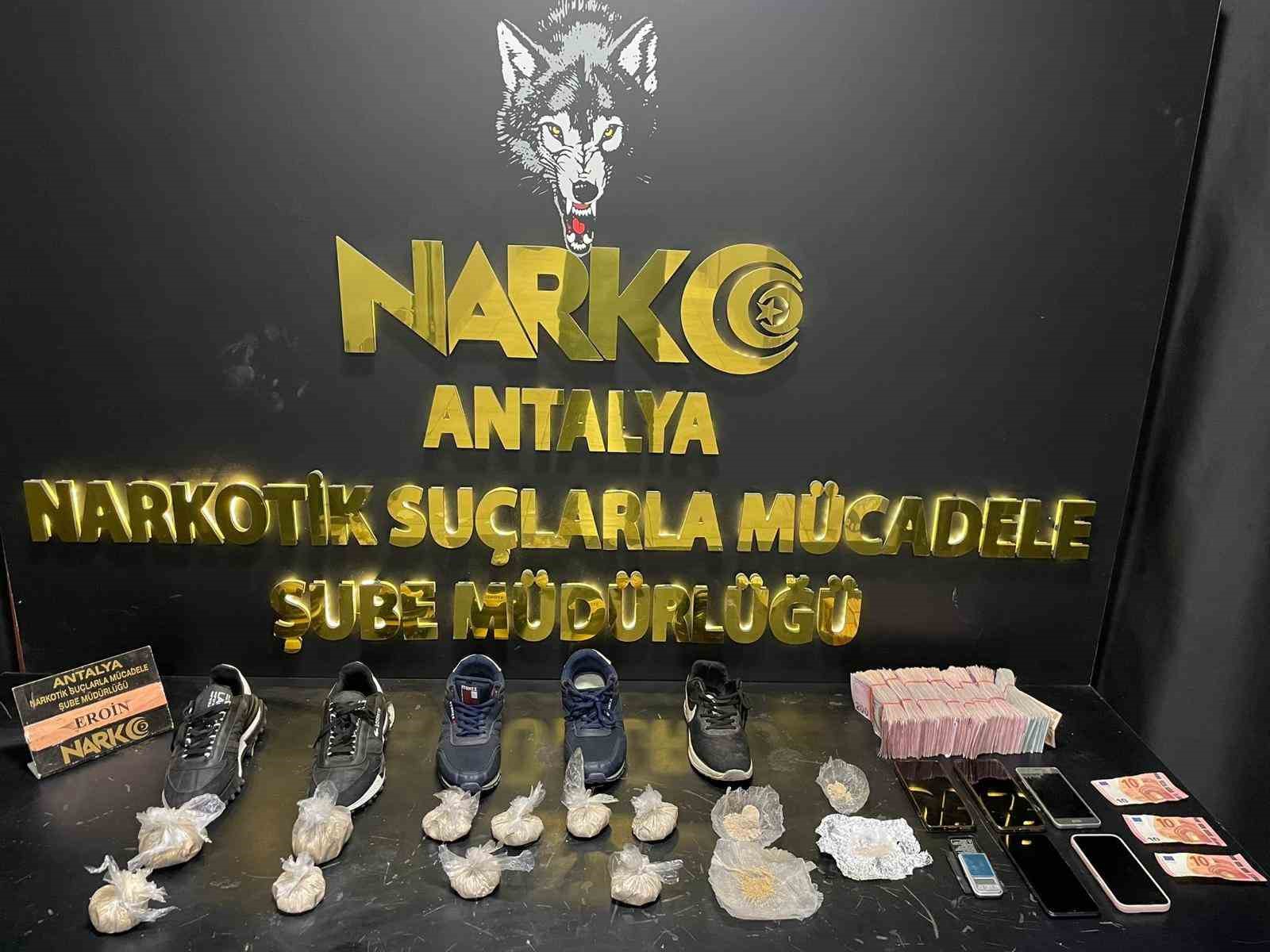 İl emniyet müdürünün yönettiği operasyonda çok miktarda uyuşturucu madde ele geçirildi
İl emniyet müdürünün yönettiği operasyonda çok miktarda uyuşturucu madde ele geçirildi