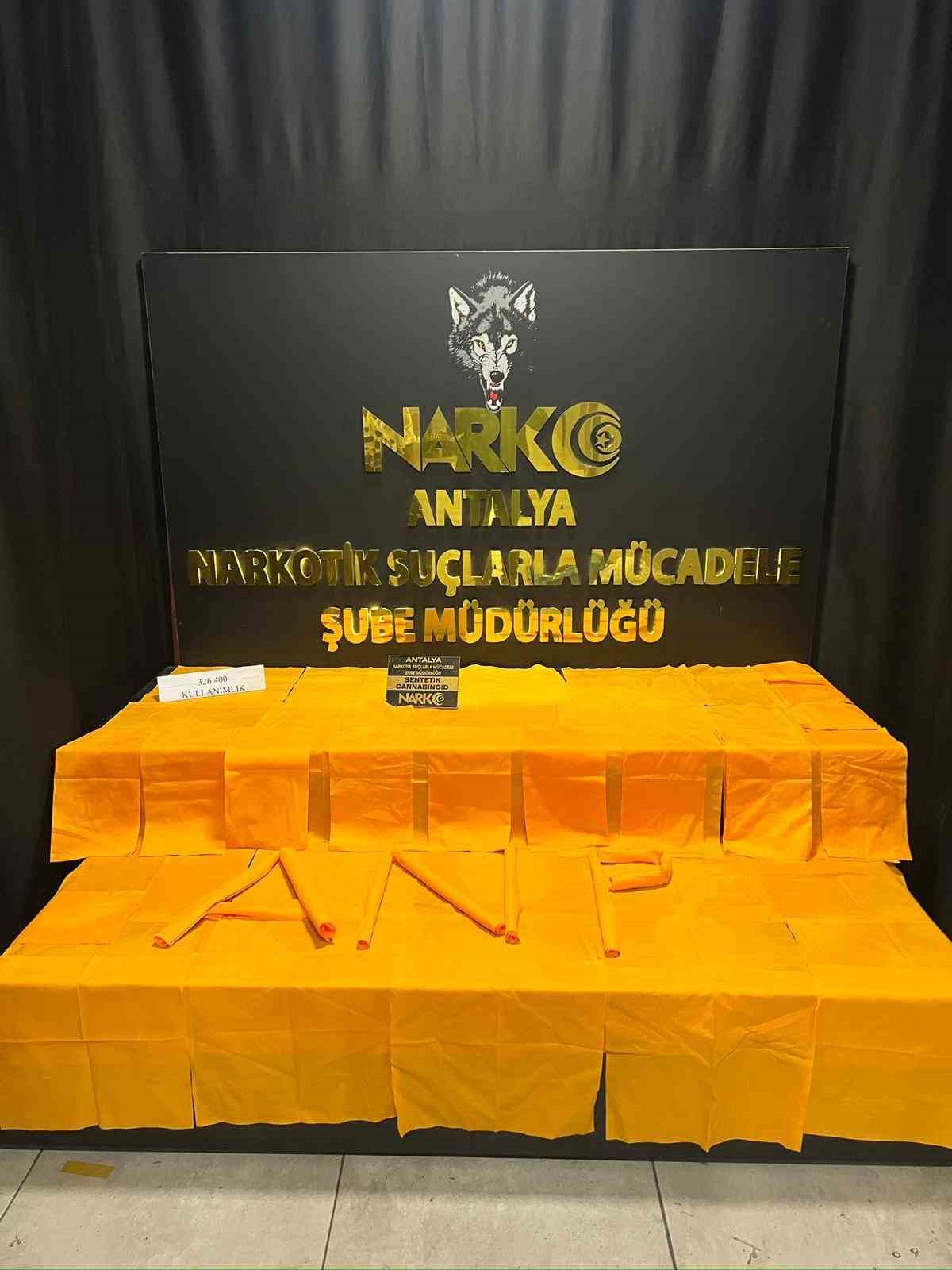 İl emniyet müdürünün yönettiği operasyonda çok miktarda uyuşturucu madde ele geçirildi
İl emniyet müdürünün yönettiği operasyonda çok miktarda uyuşturucu madde ele geçirildi