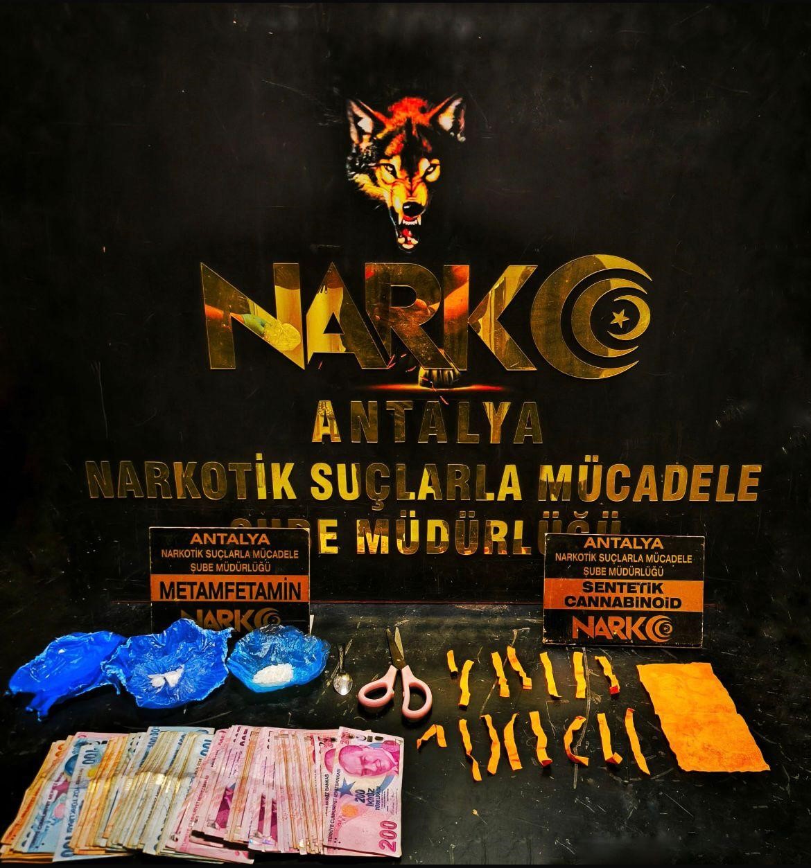 İl emniyet müdürünün yönettiği operasyonda çok miktarda uyuşturucu madde ele geçirildi
İl emniyet müdürünün yönettiği operasyonda çok miktarda uyuşturucu madde ele geçirildi