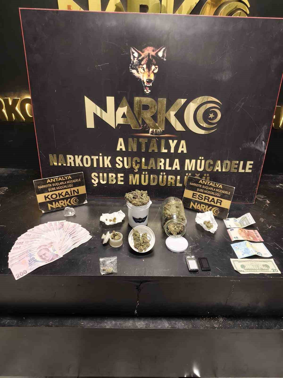 İl emniyet müdürünün yönettiği operasyonda çok miktarda uyuşturucu madde ele geçirildi
İl emniyet müdürünün yönettiği operasyonda çok miktarda uyuşturucu madde ele geçirildi