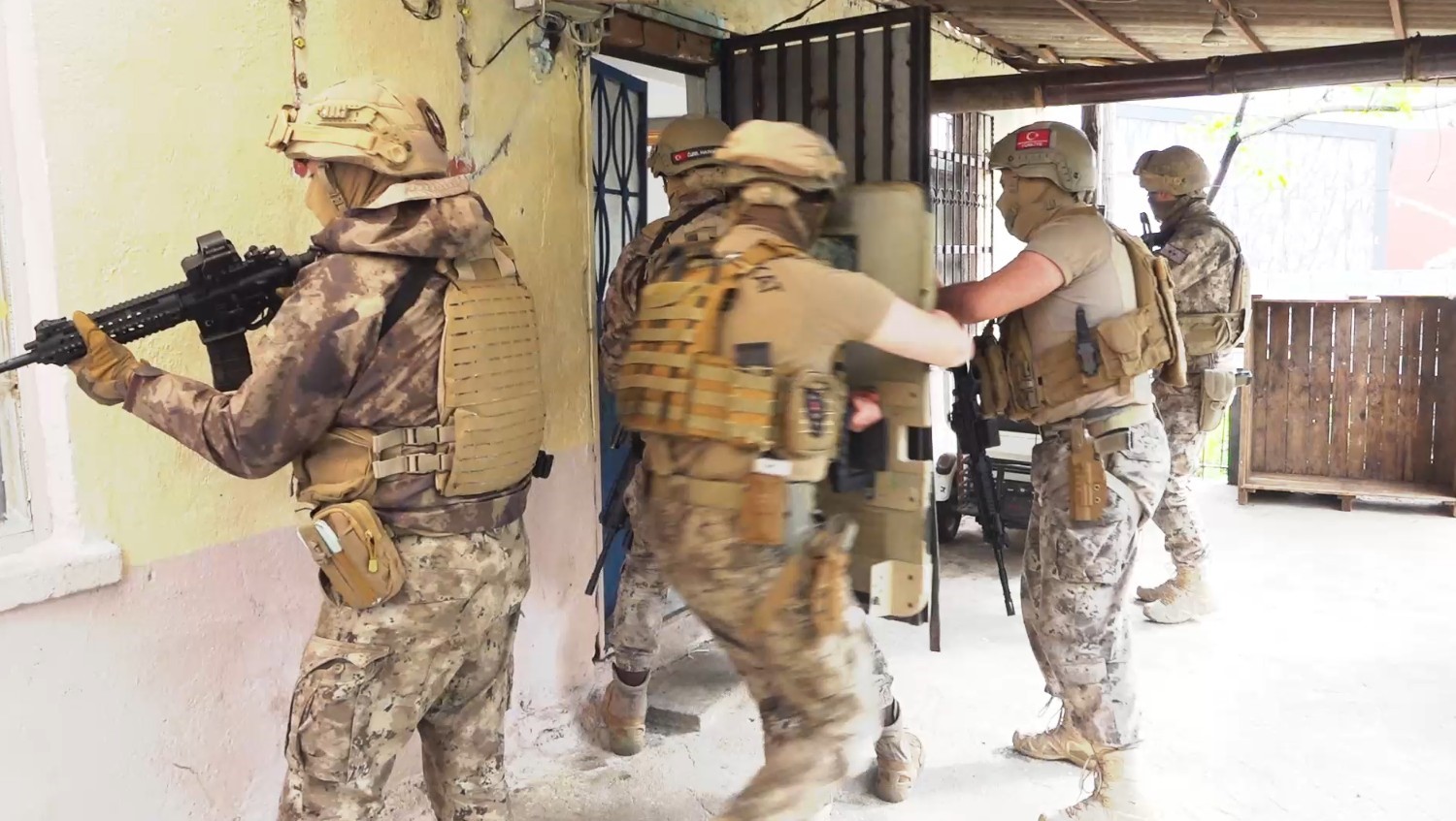 İl emniyet müdürünün yönettiği operasyonda çok miktarda uyuşturucu madde ele geçirildi
İl emniyet müdürünün yönettiği operasyonda çok miktarda uyuşturucu madde ele geçirildi