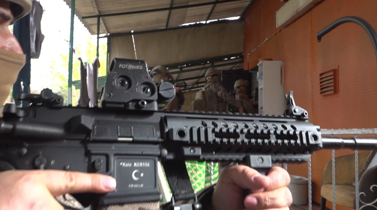 İl emniyet müdürünün yönettiği operasyonda çok miktarda uyuşturucu madde ele geçirildi
İl emniyet müdürünün yönettiği operasyonda çok miktarda uyuşturucu madde ele geçirildi