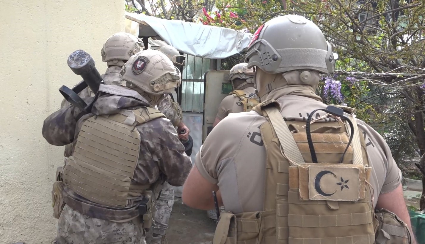 İl emniyet müdürünün yönettiği operasyonda çok miktarda uyuşturucu madde ele geçirildi
İl emniyet müdürünün yönettiği operasyonda çok miktarda uyuşturucu madde ele geçirildi