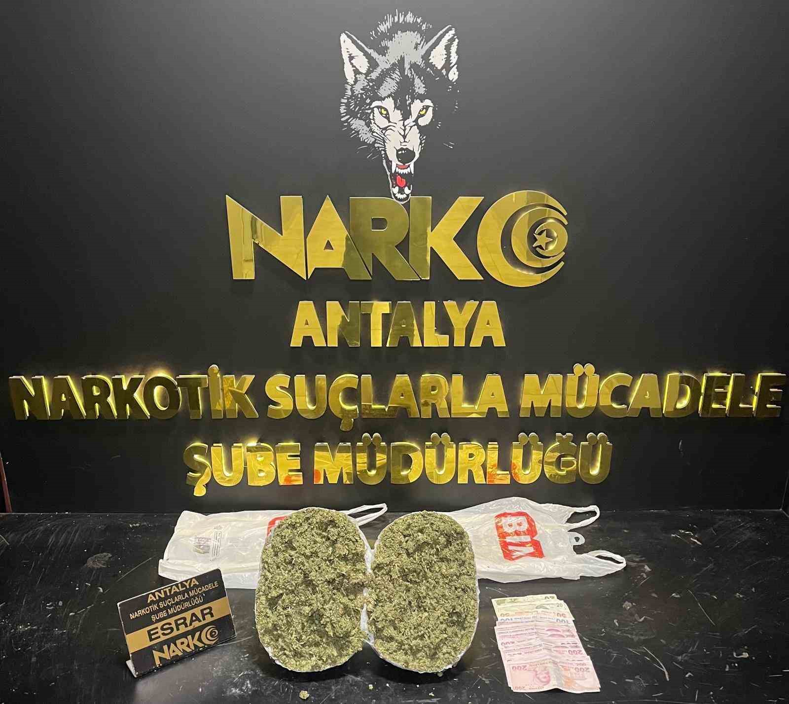 İl emniyet müdürünün yönettiği operasyonda çok miktarda uyuşturucu madde ele geçirildi
İl emniyet müdürünün yönettiği operasyonda çok miktarda uyuşturucu madde ele geçirildi