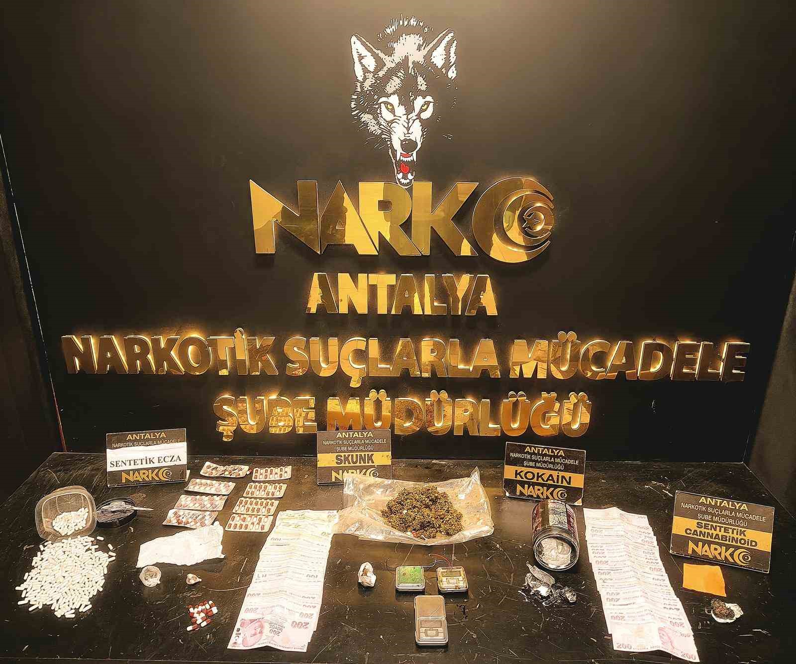 İl emniyet müdürünün yönettiği operasyonda çok miktarda uyuşturucu madde ele geçirildi
İl emniyet müdürünün yönettiği operasyonda çok miktarda uyuşturucu madde ele geçirildi