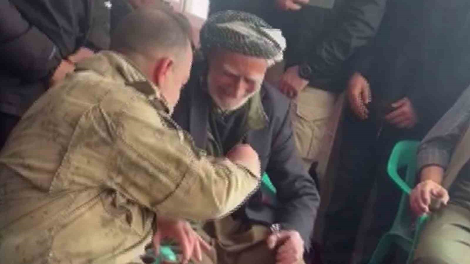İl Jandarma Komutanı parmağındaki yüzüğü çıkartıp hediye etti, duygu dolu anlar yaşandı
