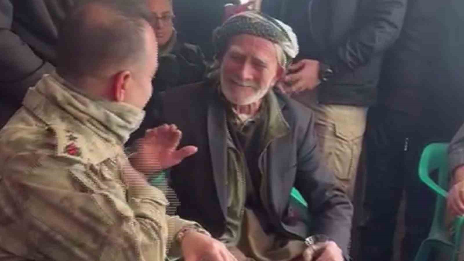 İl Jandarma Komutanı parmağındaki yüzüğü çıkartıp hediye etti, duygu dolu anlar yaşandı
