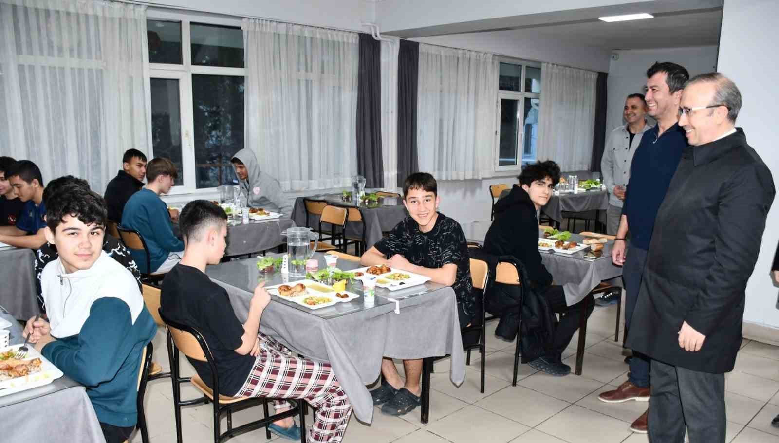 İl Milli Eğitim Müdürü Aydın, öğrencilerle iftar yaptı
