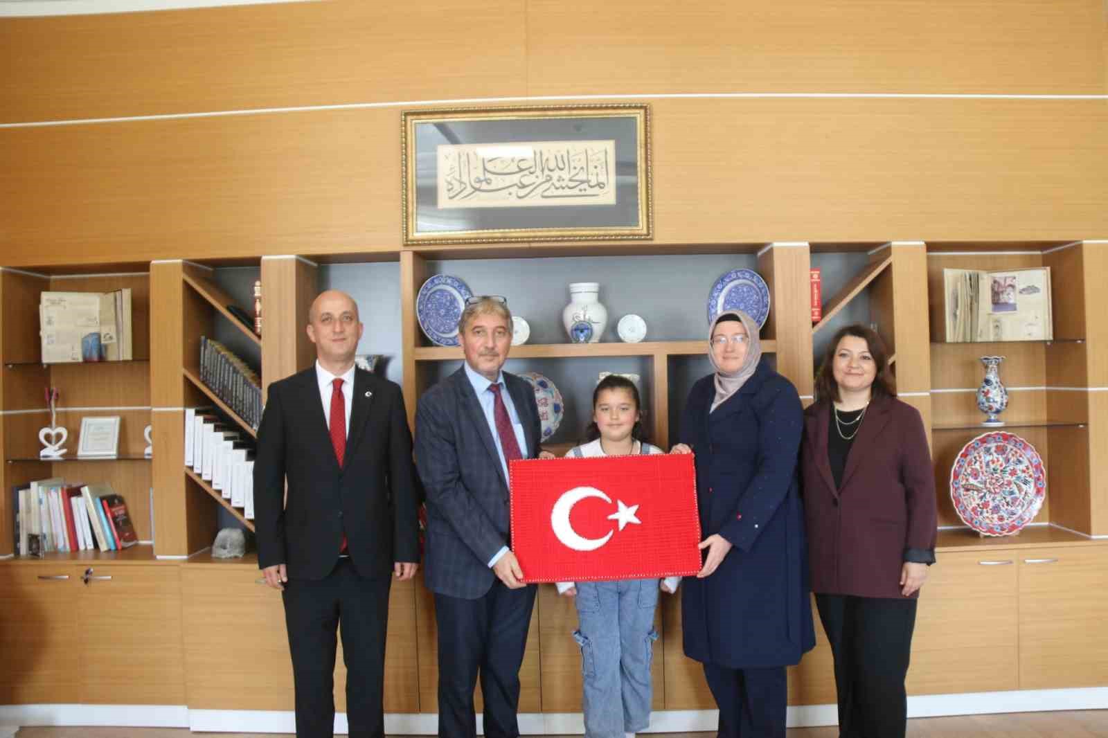 İl Milli Eğitim Müdürü Yılmaz Türkiye birincisi öğrenciyi tebrik etti
