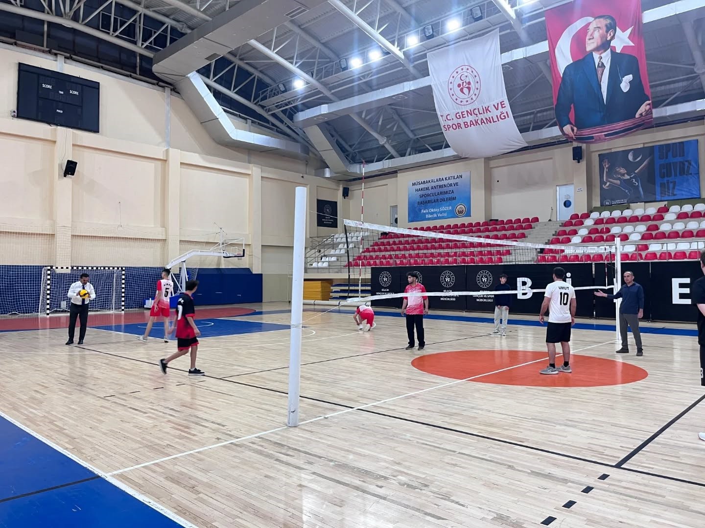 İl Müdürü İlhan çocuklarla voleybol oynadı
