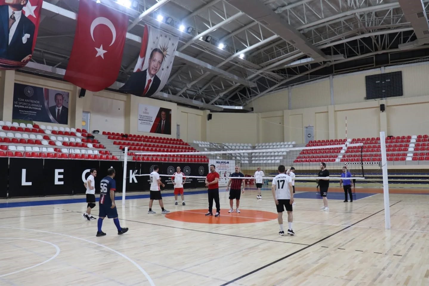 İl Müdürü İlhan, personellerle voleybolda buluştu
