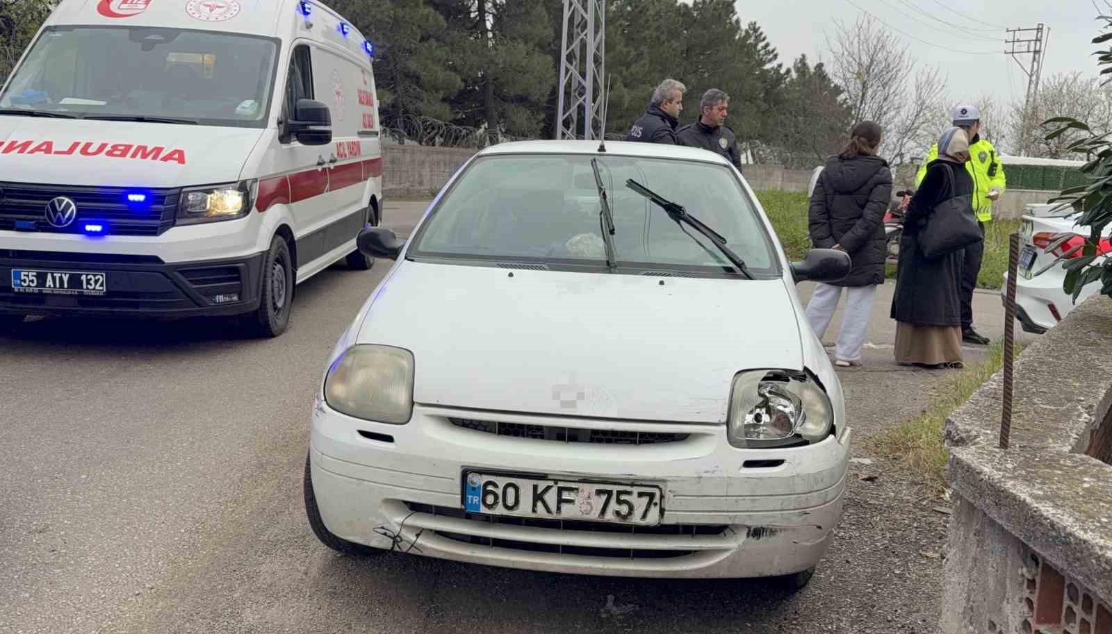 İlaç firmasının motosikleti doktorun aracına çarptı: 1 yaralı
