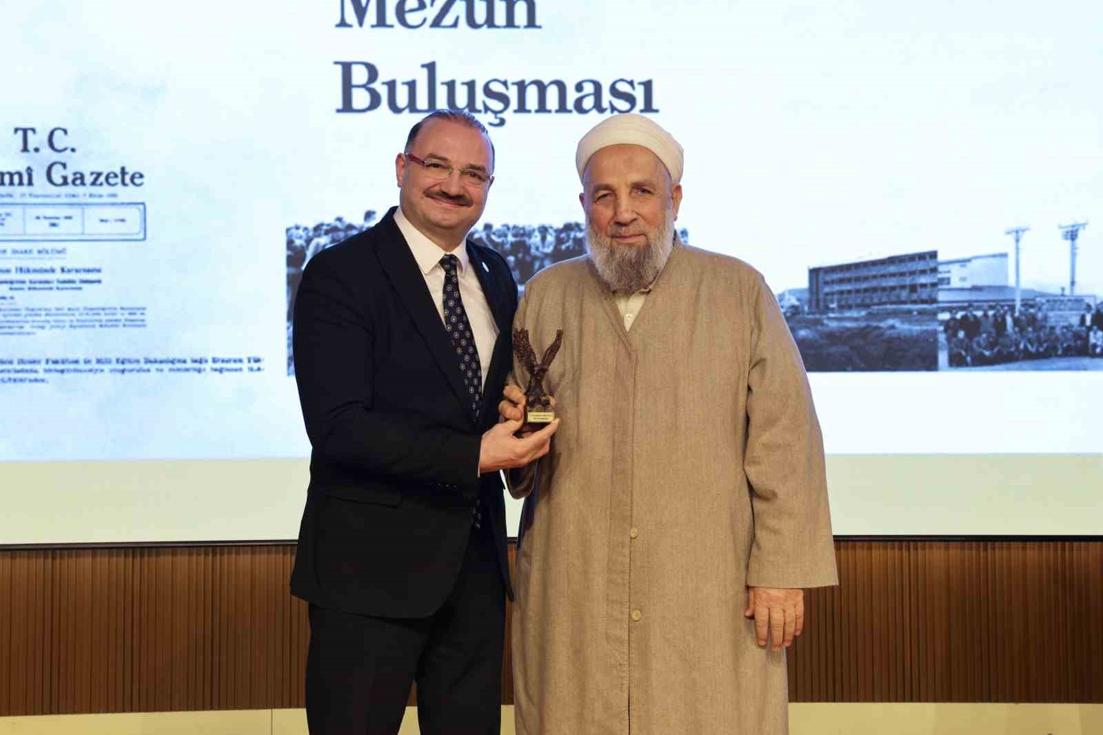 İlahiyat Fakültesinin 55. kuruluş yılı sempozyumu ve mezun buluşması gerçekleştirildi
