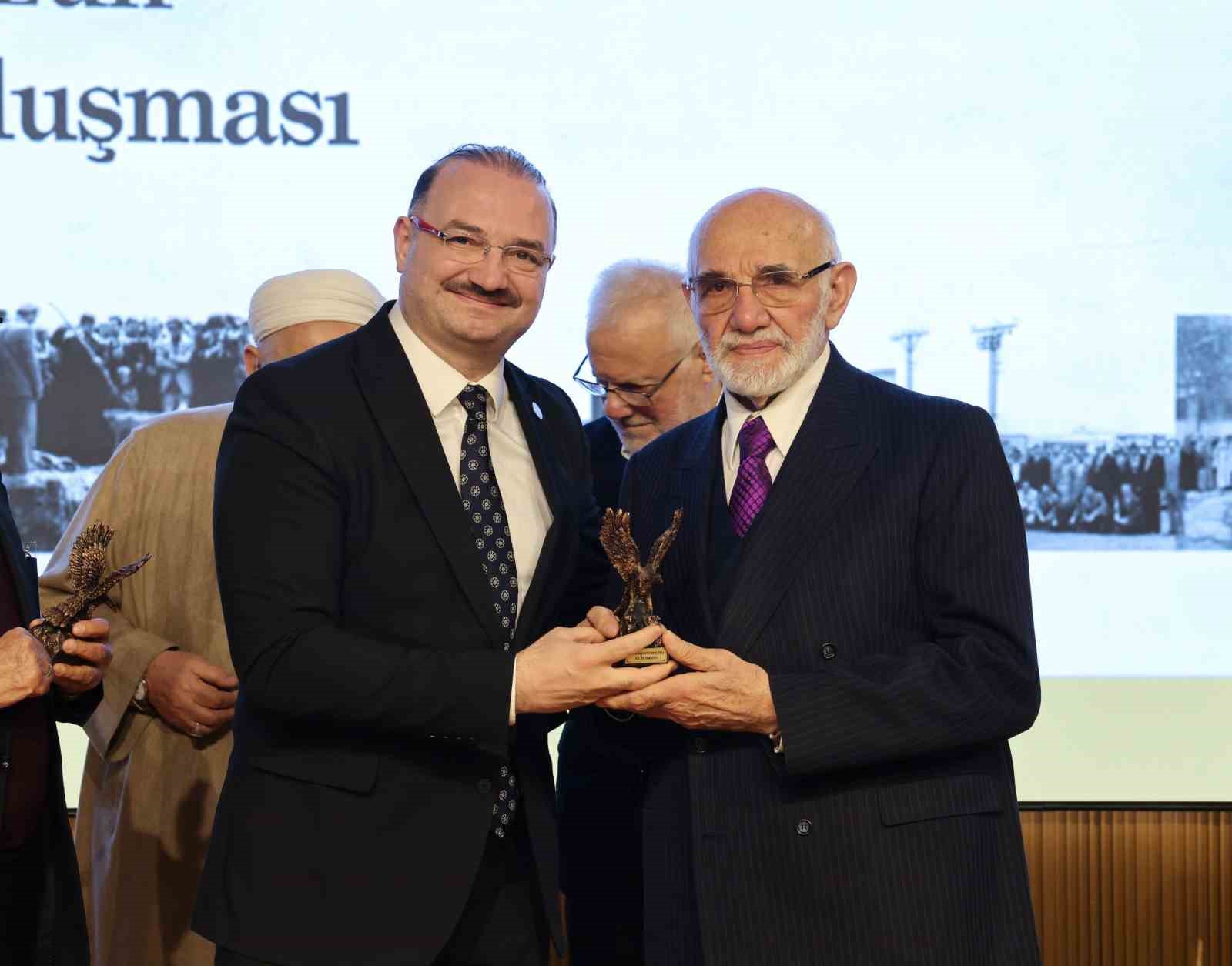 İlahiyat Fakültesinin 55. kuruluş yılı sempozyumu ve mezun buluşması gerçekleştirildi
