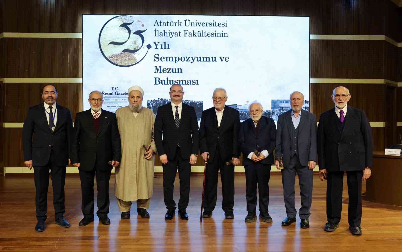 İlahiyat Fakültesinin 55. kuruluş yılı sempozyumu ve mezun buluşması gerçekleştirildi
