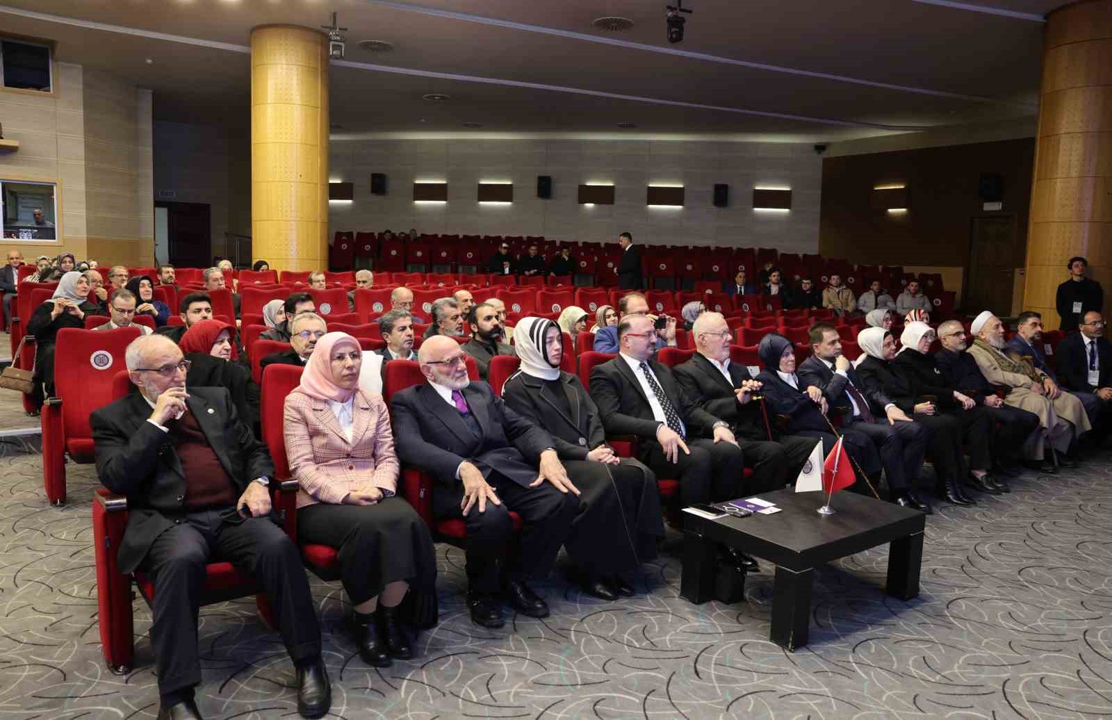 İlahiyat Fakültesinin 55. kuruluş yılı sempozyumu ve mezun buluşması gerçekleştirildi
