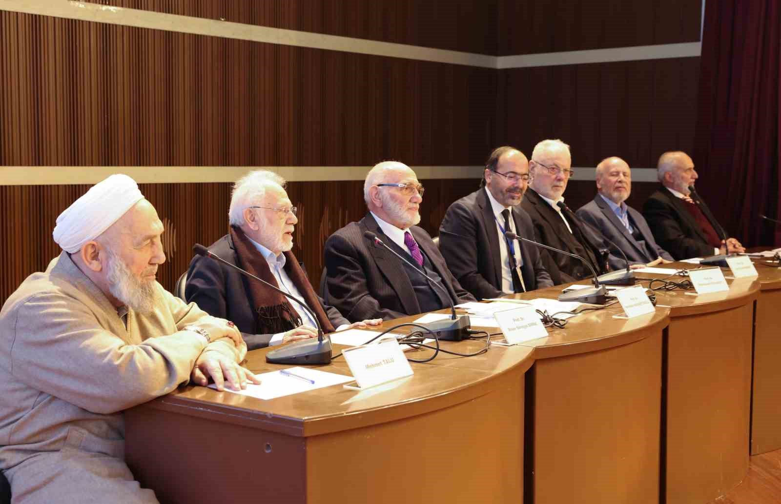 İlahiyat Fakültesinin 55. kuruluş yılı sempozyumu ve mezun buluşması gerçekleştirildi
