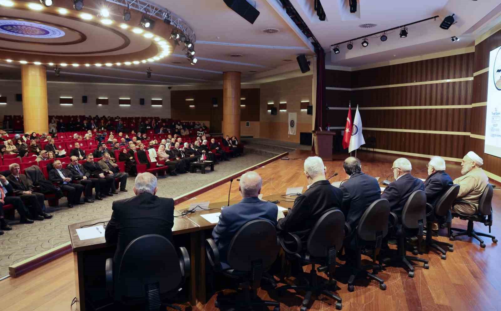 İlahiyat Fakültesinin 55. kuruluş yılı sempozyumu ve mezun buluşması gerçekleştirildi
