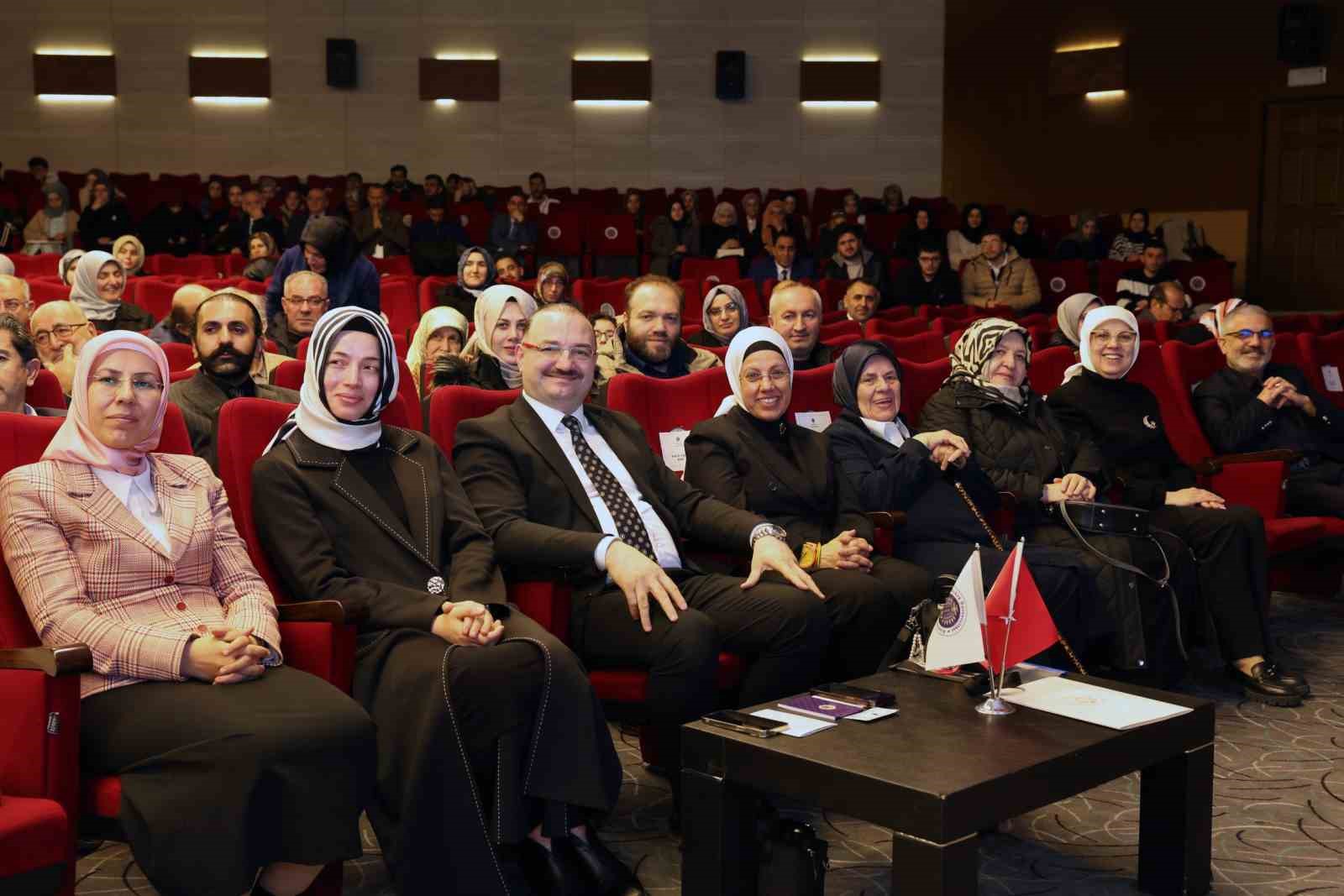 İlahiyat Fakültesinin 55. kuruluş yılı sempozyumu ve mezun buluşması gerçekleştirildi
