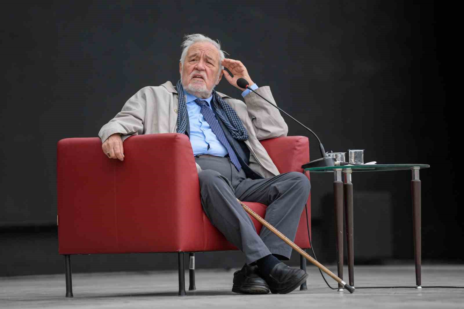 İlber Ortaylı, İzmir’de adını taşıyan kütüphane önünde anıldı
