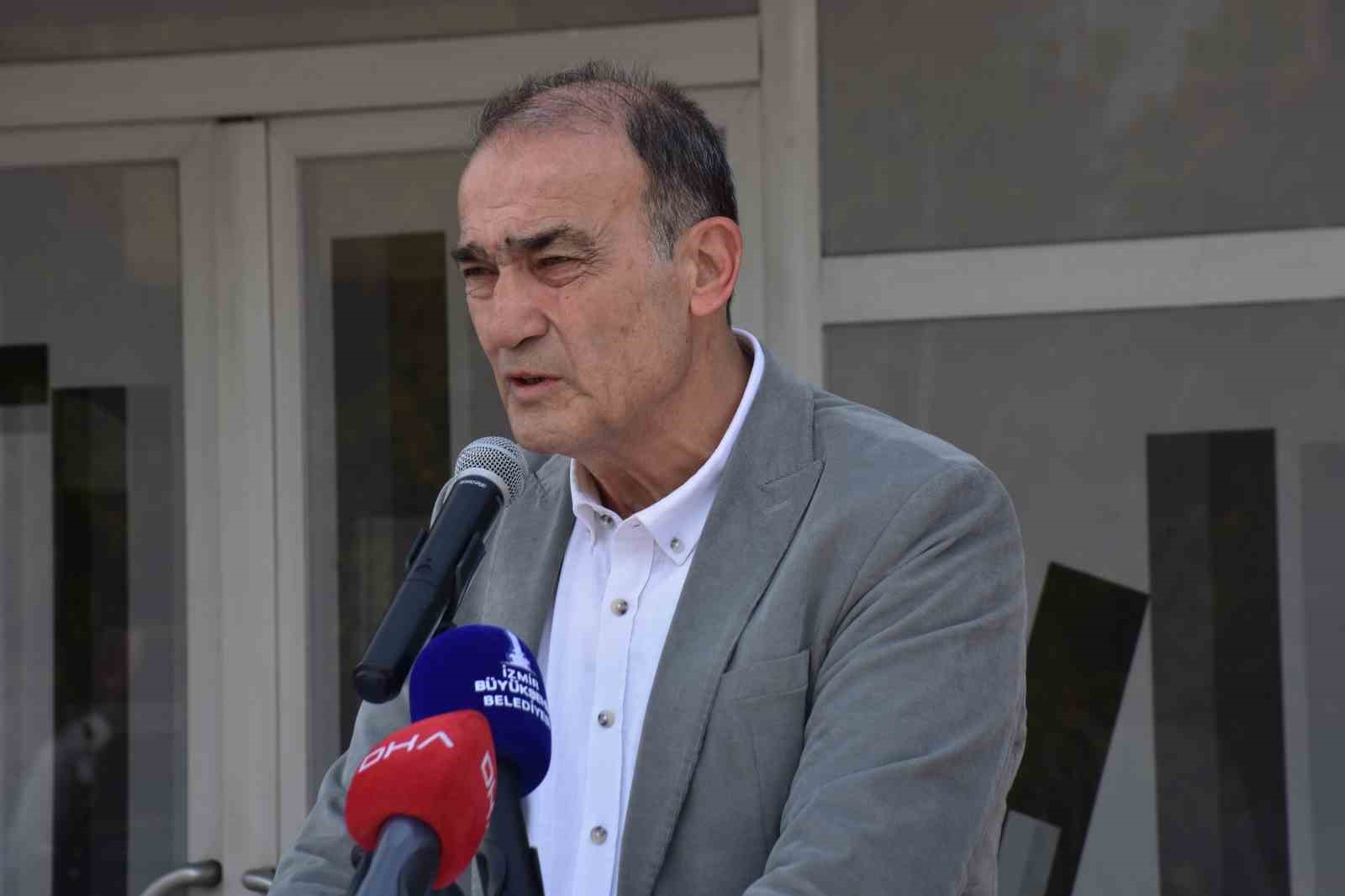 İlber Ortaylı, İzmir’de adını taşıyan kütüphane önünde anıldı
