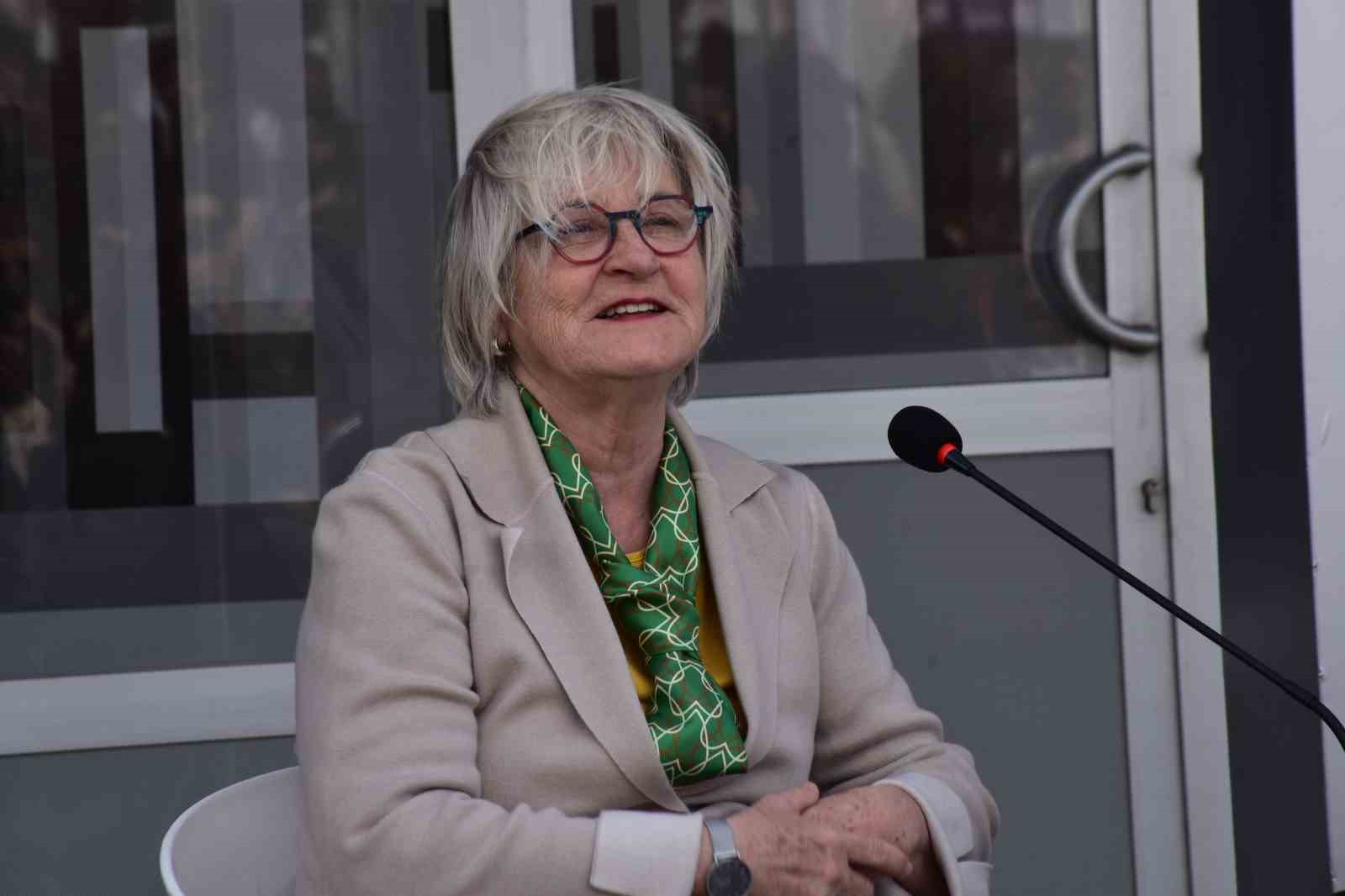 İlber Ortaylı, İzmir’de adını taşıyan kütüphane önünde anıldı
