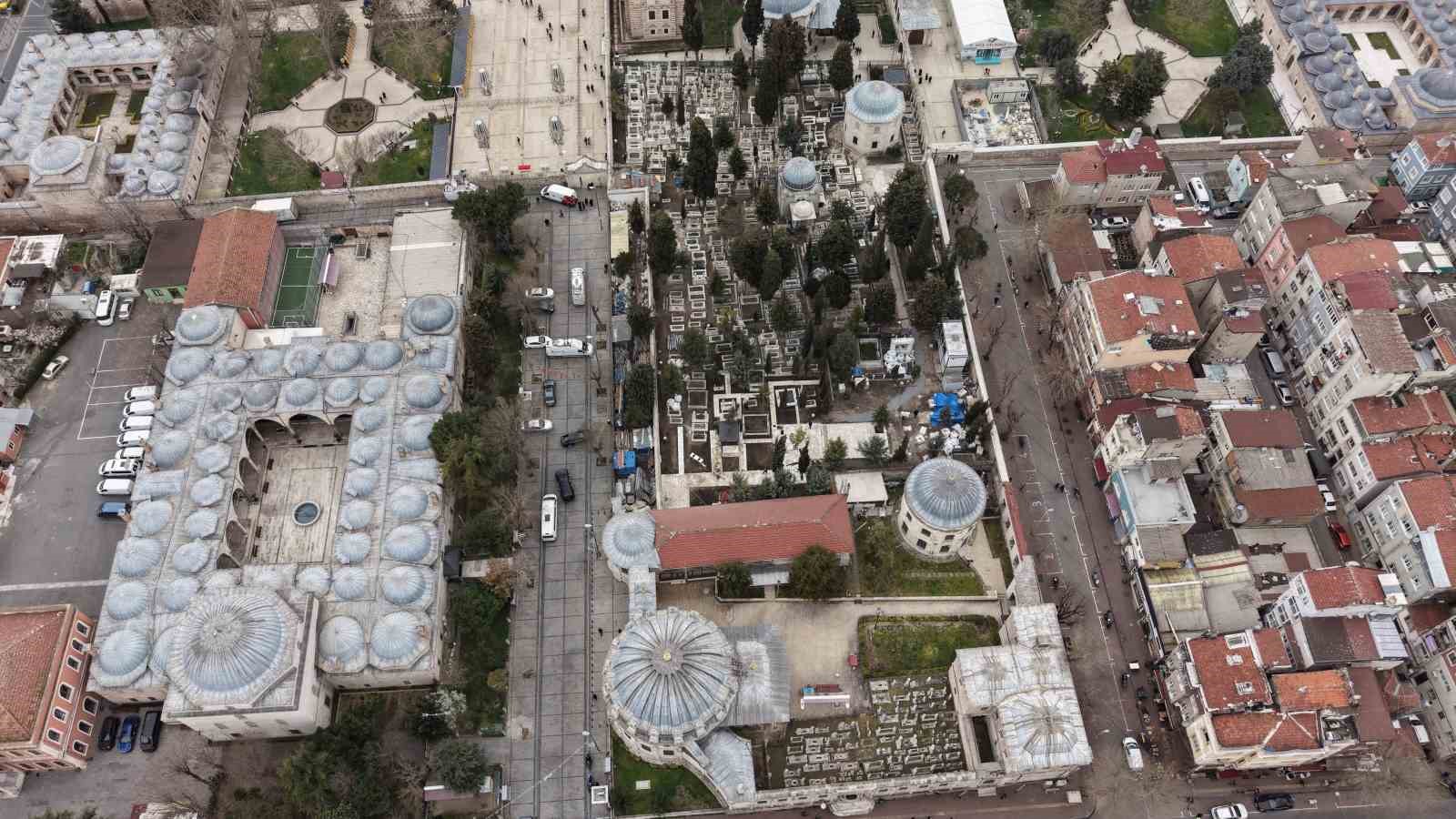İlber Ortaylı’nın defnedileceği Fatih Camii haziresi dronla görüntülendi

