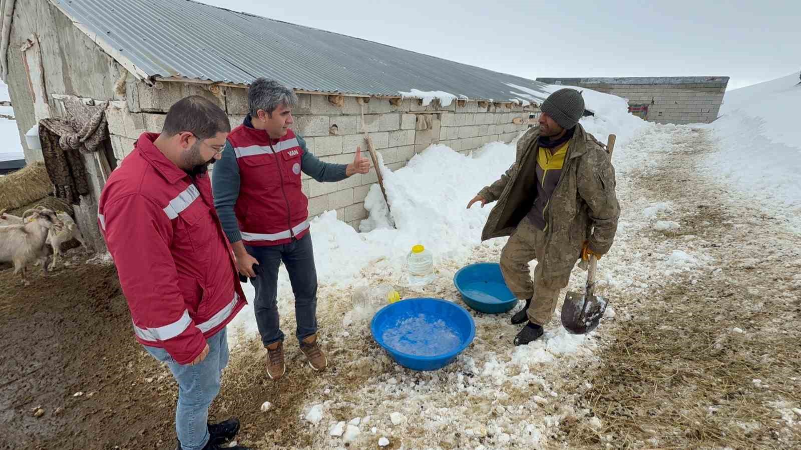 İlçe Tarım ve Orman Müdürlüğü ekipleri suların donduğu bölgedeki hayvanlara su götürdü
