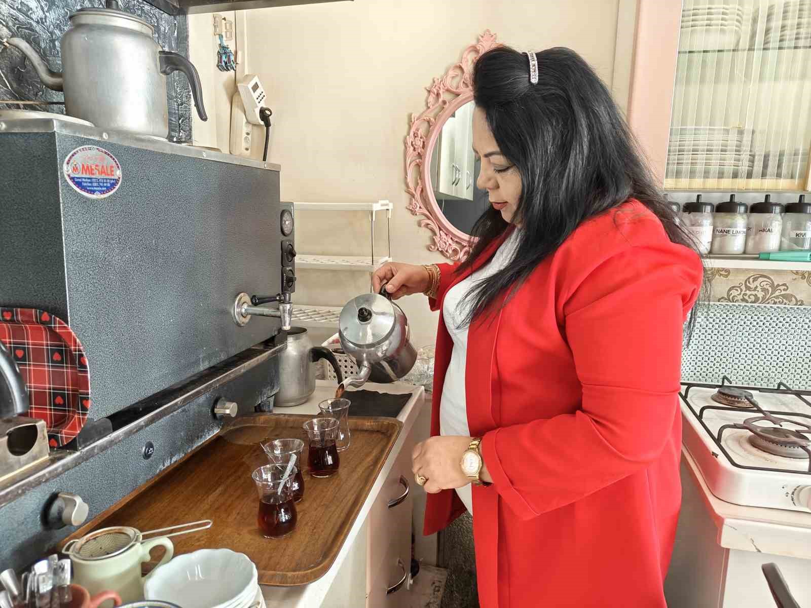 İlçe terminalinin tek kadın çaycısı
