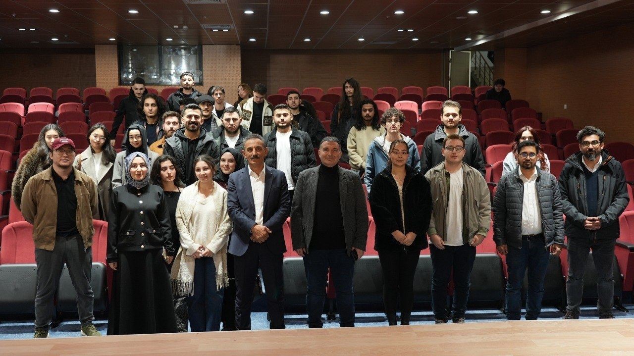 İletişim Fakültesi Dekanı Avcı, öğrencilerle buluştu
