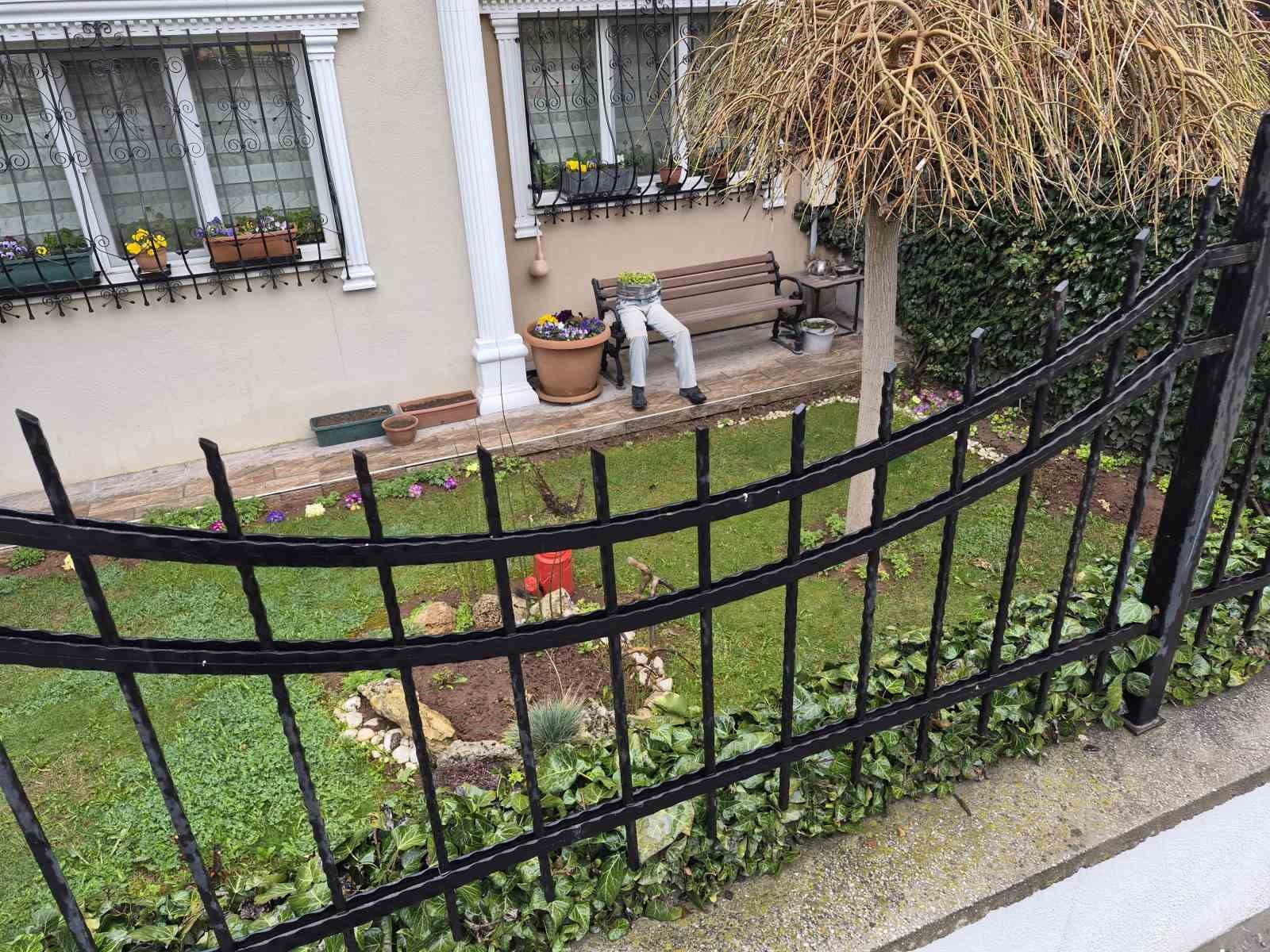 İlginç bahçe dekorasyonu hem ilginç, hem de ürkütücü
