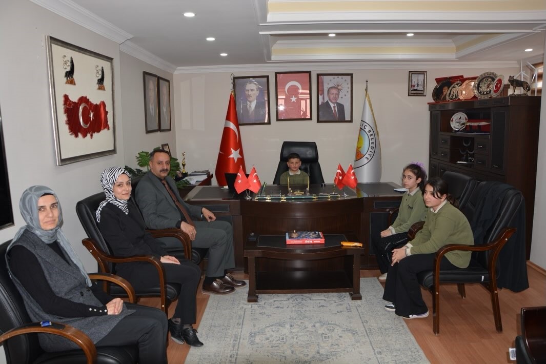 İliç’te öğrenci ve öğretmenler belediyede ağırlandı
