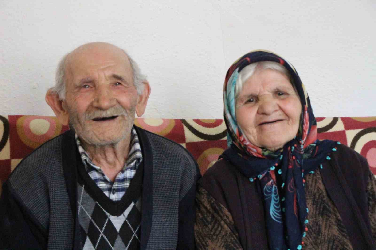 İlk günkü sevgiyle 67 yıldır aynı yastığa baş koyuyorlar
