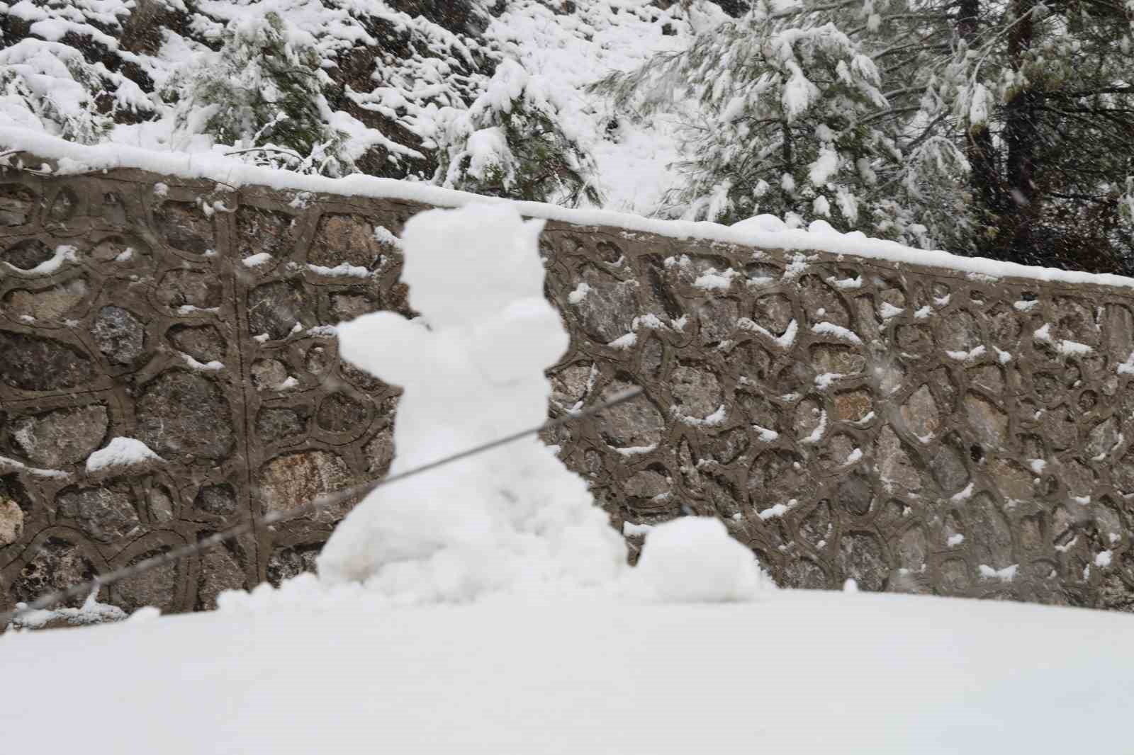 İlk kez kar yağışını izlediler
