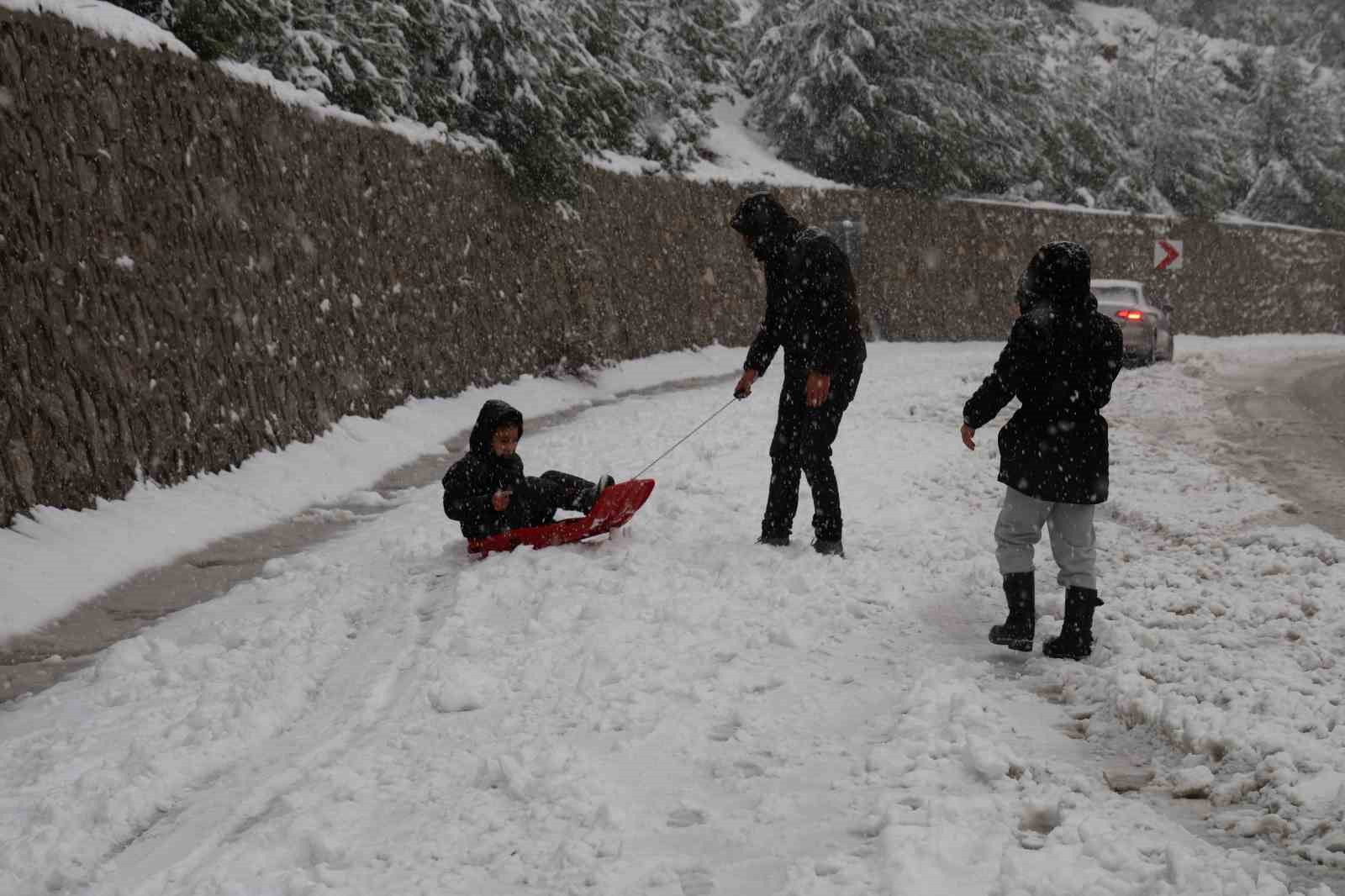 İlk kez kar yağışını izlediler
