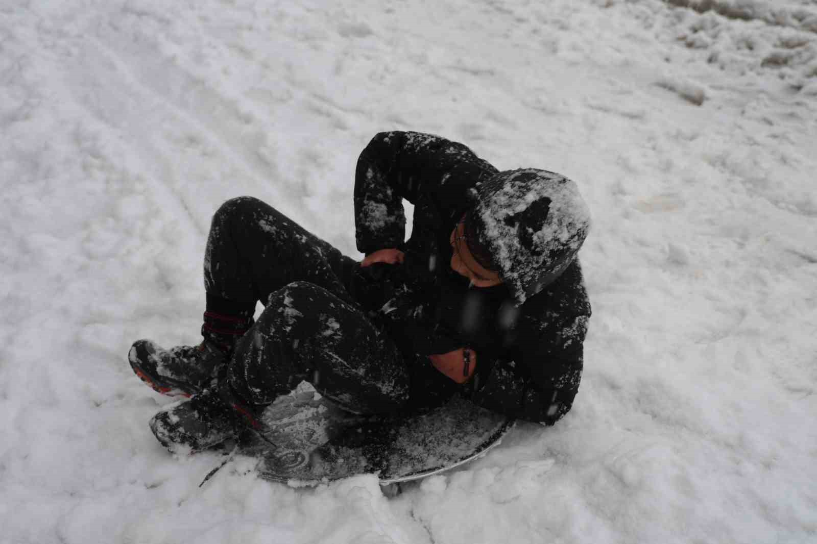 İlk kez kar yağışını izlediler
