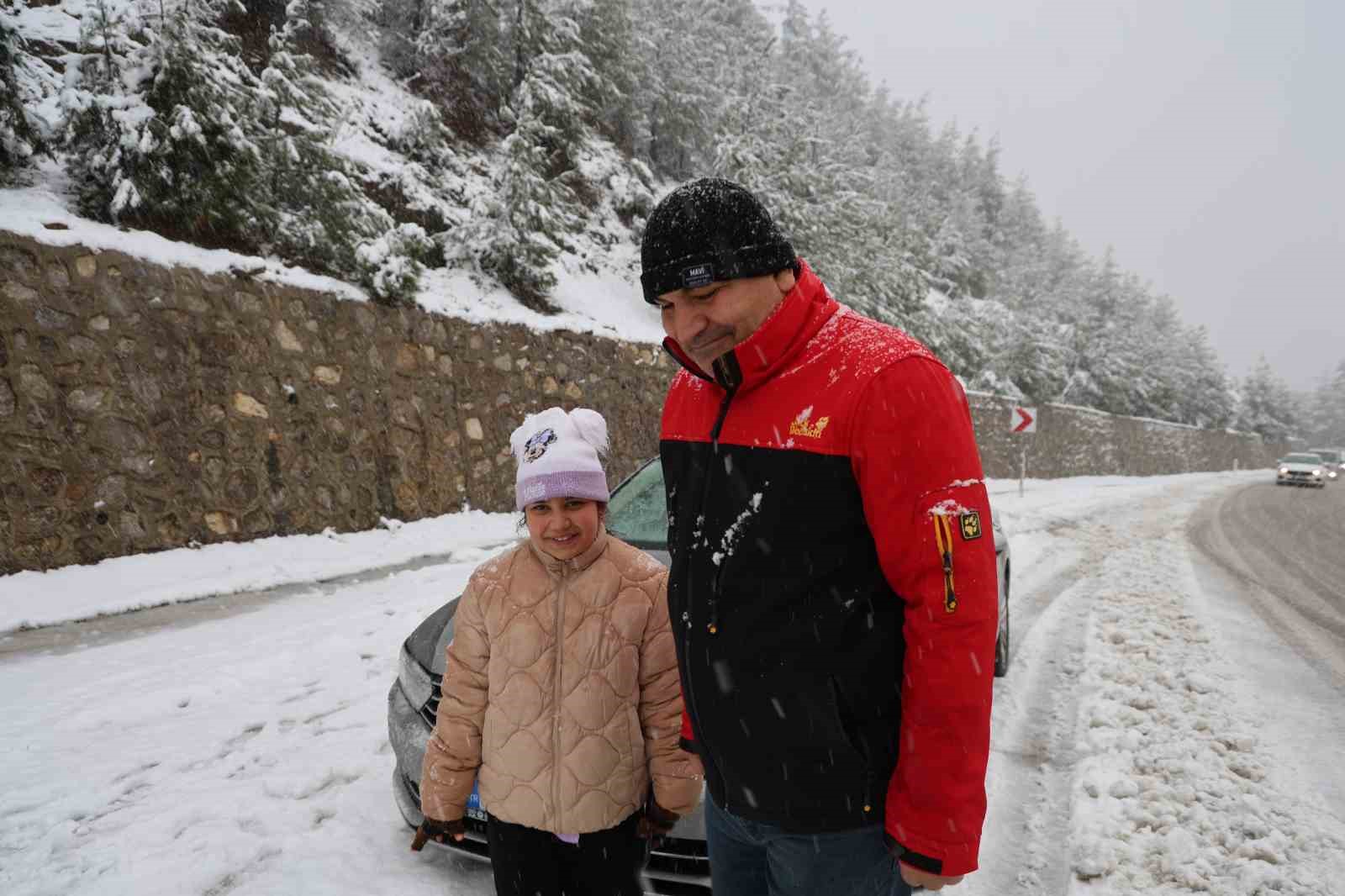 İlk kez kar yağışını izlediler
