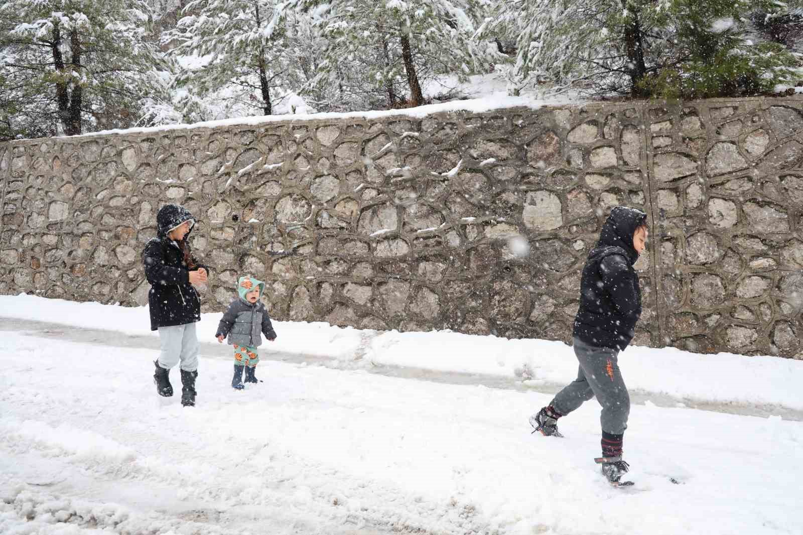 İlk kez kar yağışını izlediler
